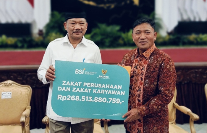 SERAHKAN ZAKAT : Plt. Dirut Bob T. Ananta menyerahkan secara simbolis zakat perusahaan BSI kepada Ketua Baznas RI Noor Achmad.