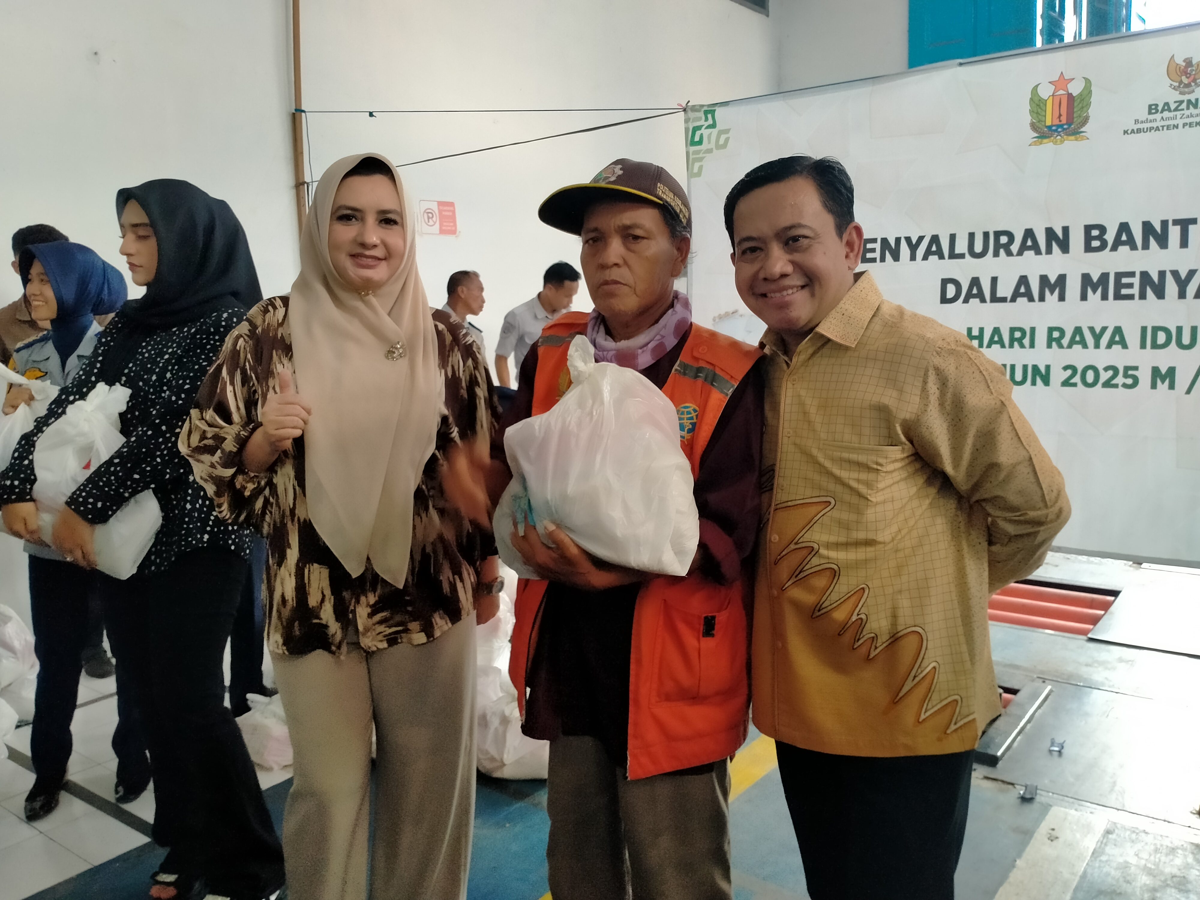 BANTUAN PANGAN: Bupati Pekalongan Fadia Arafiq dan Wakil Bupati Sukirman saat menyerahkan bantuan pangan kepada juru parkir di kantor Dishub, Kamis (27/3/2025).