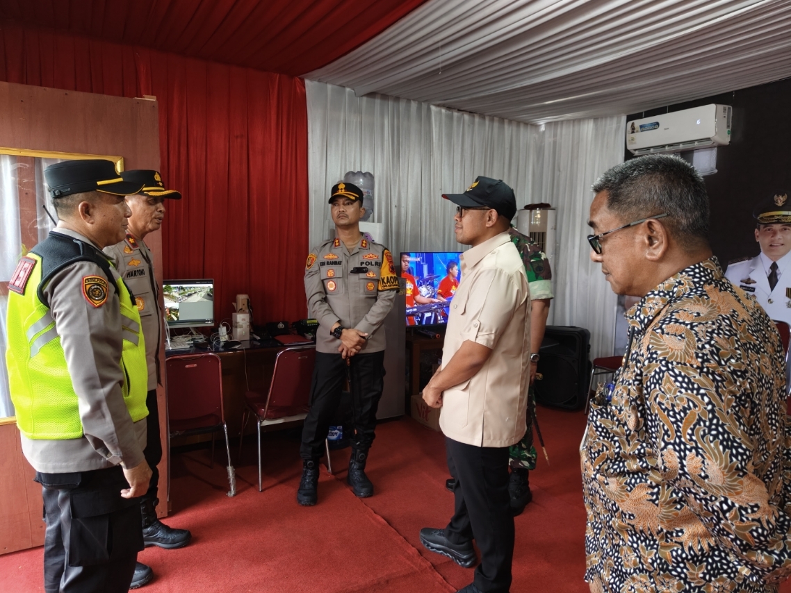 PANTAUAN: Bupati Batang M Faiz Kurniawan bersama jajarannya memantau posko Lebaran di rest area jalan tol.