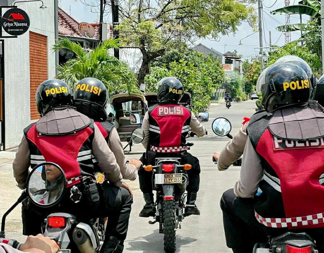 PATROLI &ndash; Anggota Polres Pekalongan Kota saat menggelar patrol di perkampungan yang banyak rumah kosong ditinggal mudik warganya.