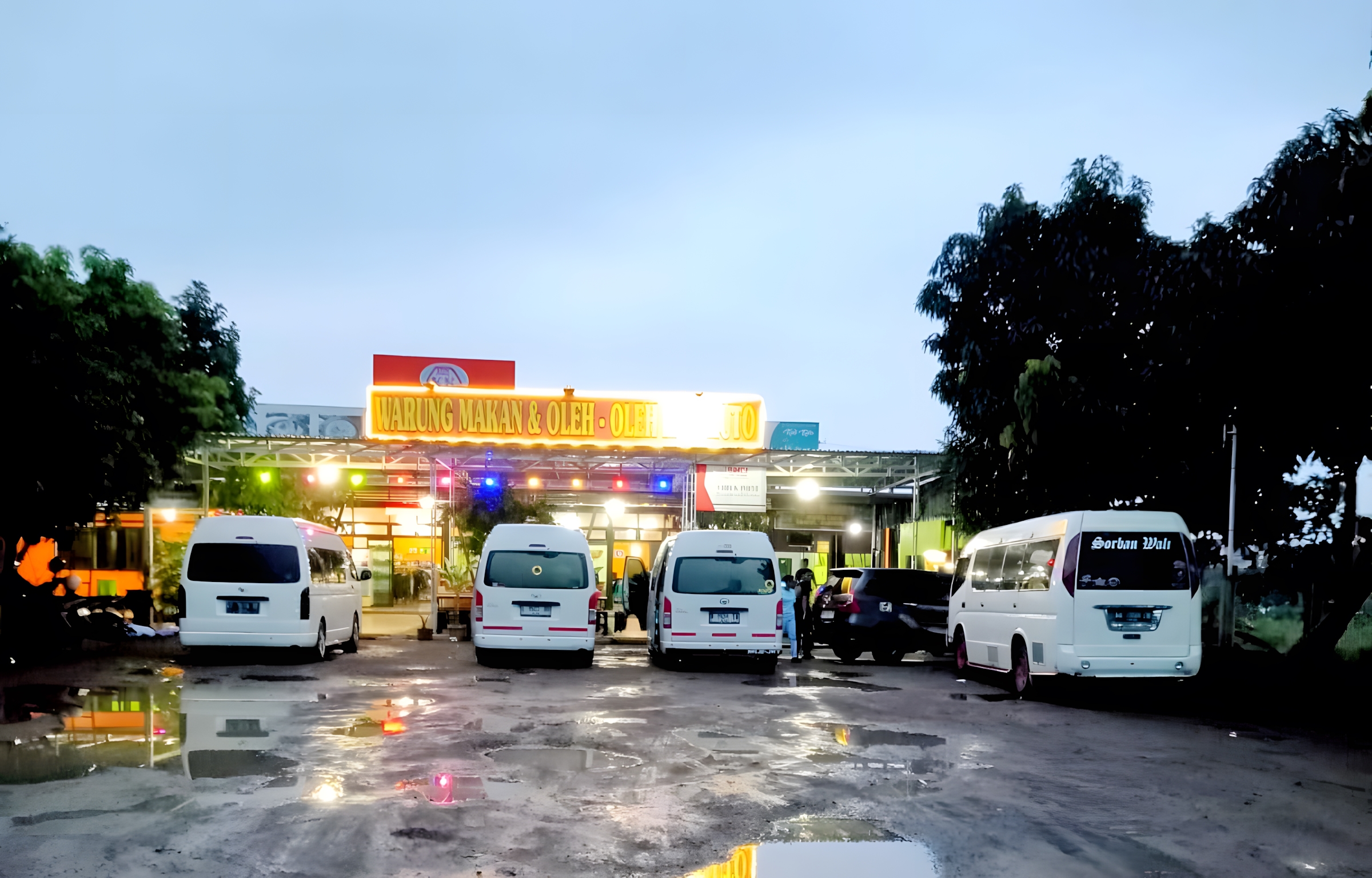 RAMAI - Penampakan RM Kalikuto di Gringsing Kabupaten Batang yang bertahan walaupun ada tol.