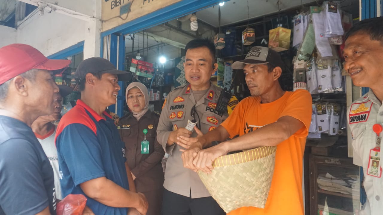 SIDAK - Tim Saber Pungli dipimpin Wakapolres Pekalongan Kota&nbsp;Kompol Pujiono, saat sidak di salah satu pasar setempat, terkait pemalakan pedagang, pada Kamis siang (28/3/2025).
