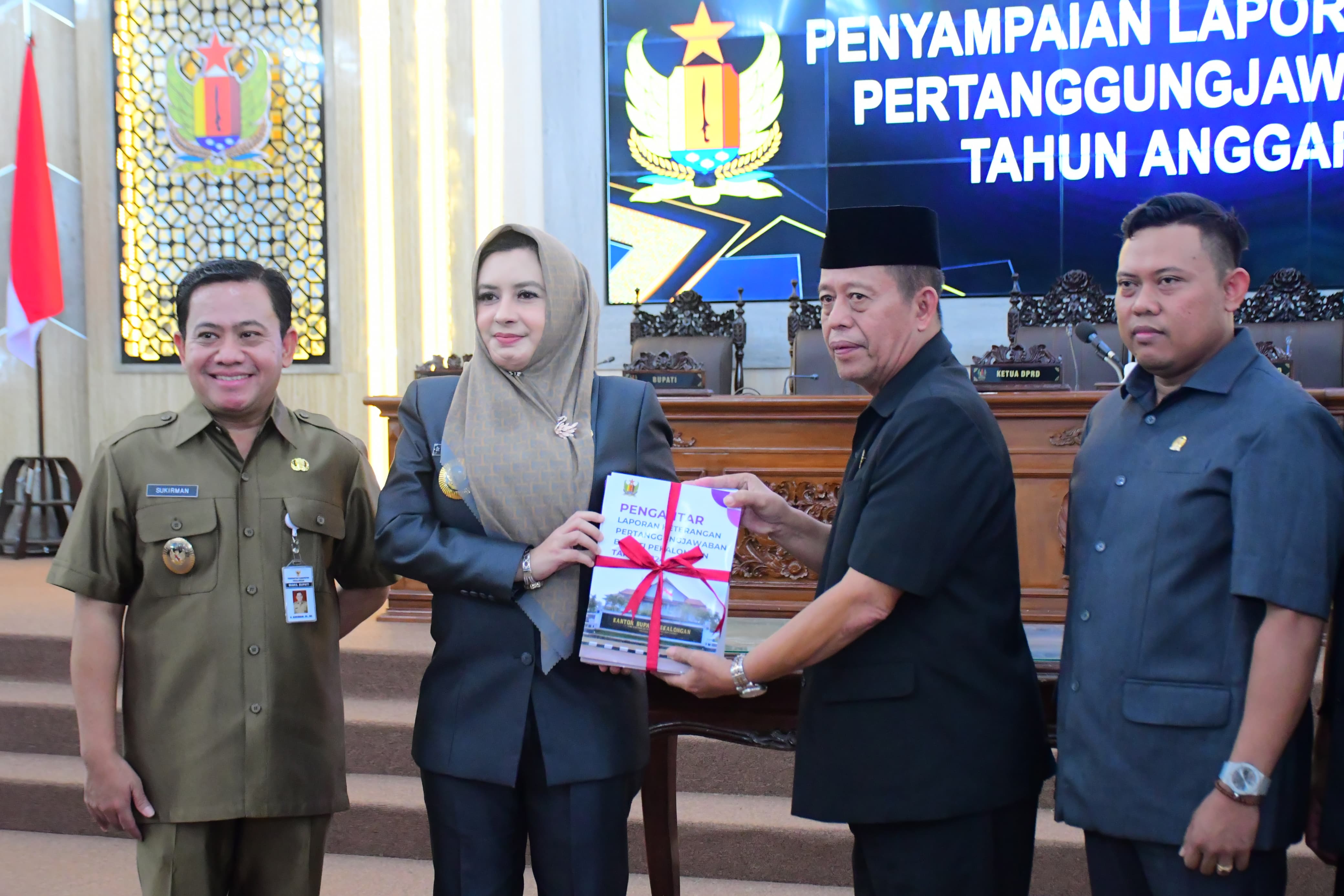PARIPURNA: Bupati Pekalongan Fadia Arafiq bersama Wakil Bupati Sukirman menyerahkan LKPJ 2024 kepada Ketua DPRD Abdul Munir, Jumat (28/3/2025).