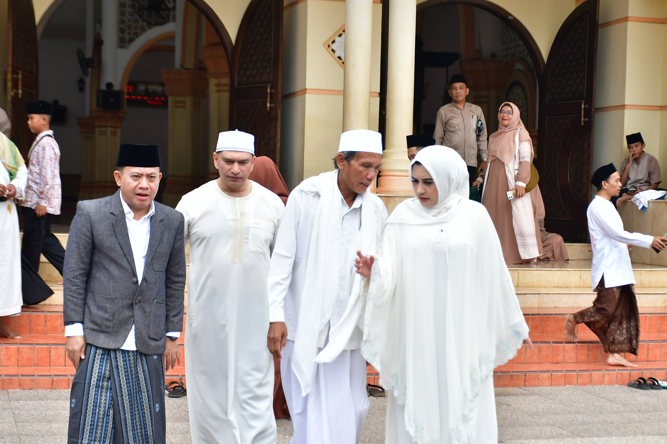 LEBARAN: Bupati Pekalongan Fadia Arafiq saat usai salat id di masjid Al Muhtaram Kajen, Senin (31/3/2025).