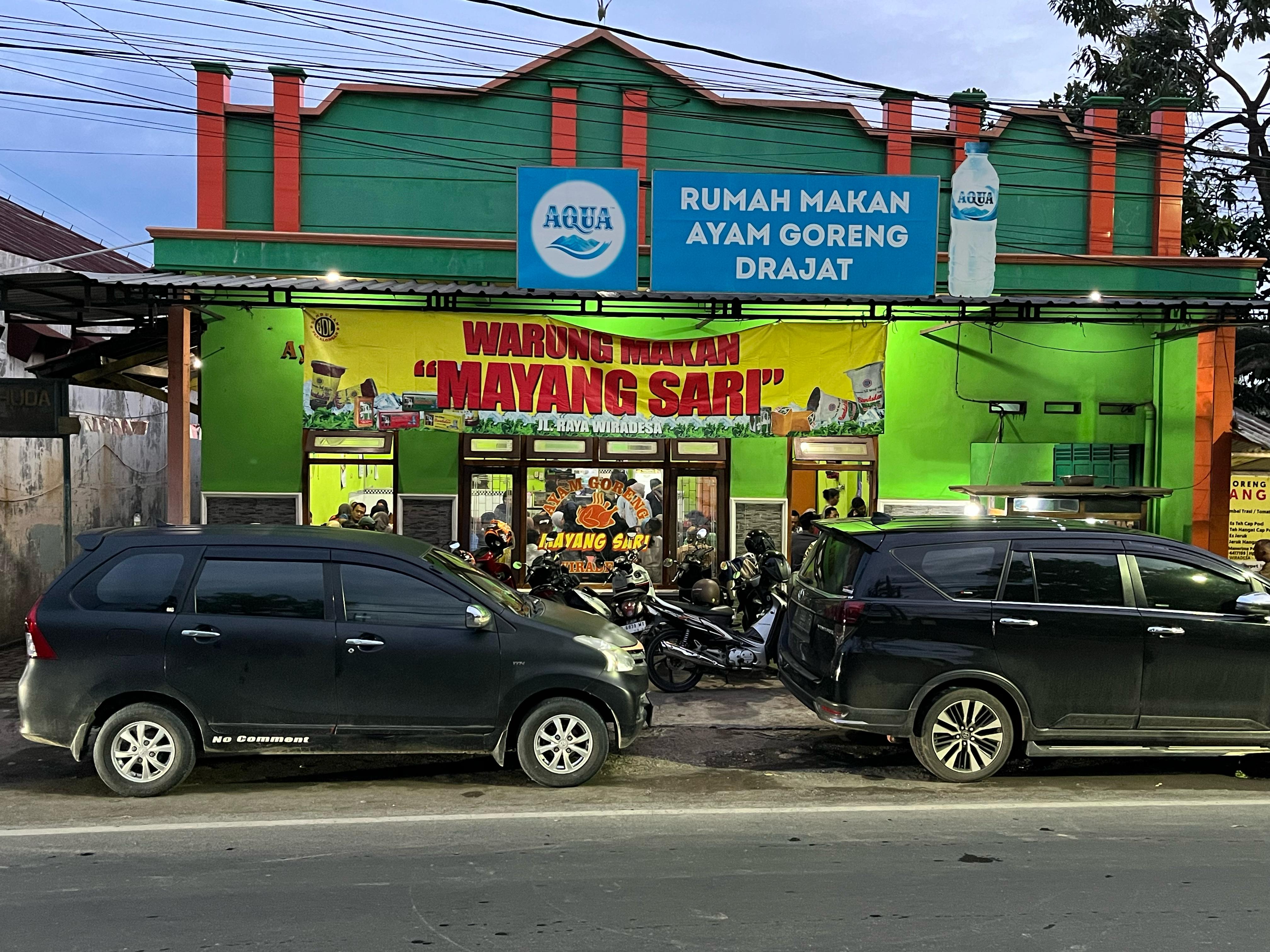 TETAP BERTAHAN: Tampak depan warung makan Ayam Goreng Drajat Mayang Sari.