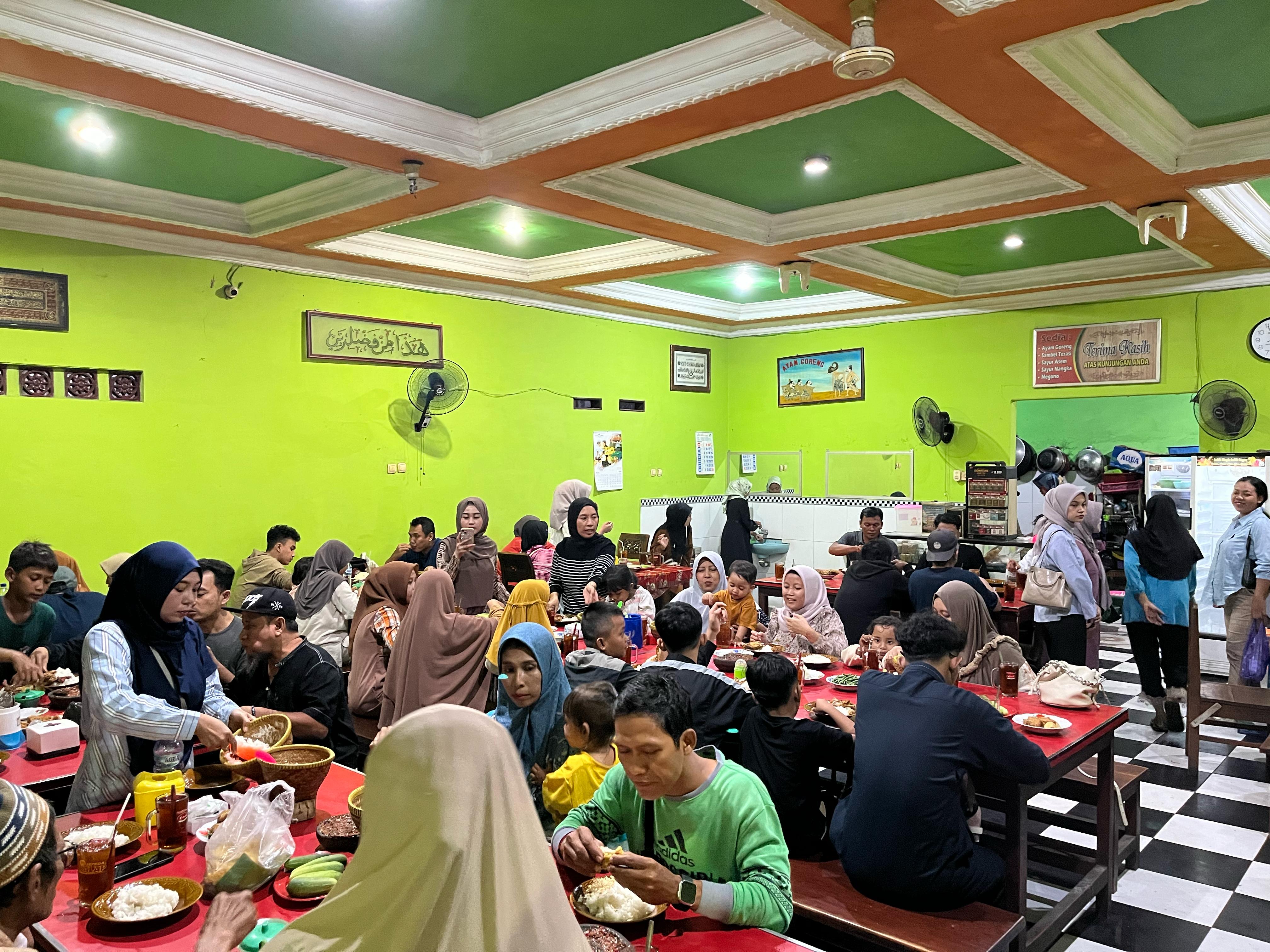 PENUH PEMBELI: Suasana di warung makan Ayam Goreng Drajat Mayang Sari, Wiradesa, Kabupaten Pekalongan, Sabtu (29/3/2025).