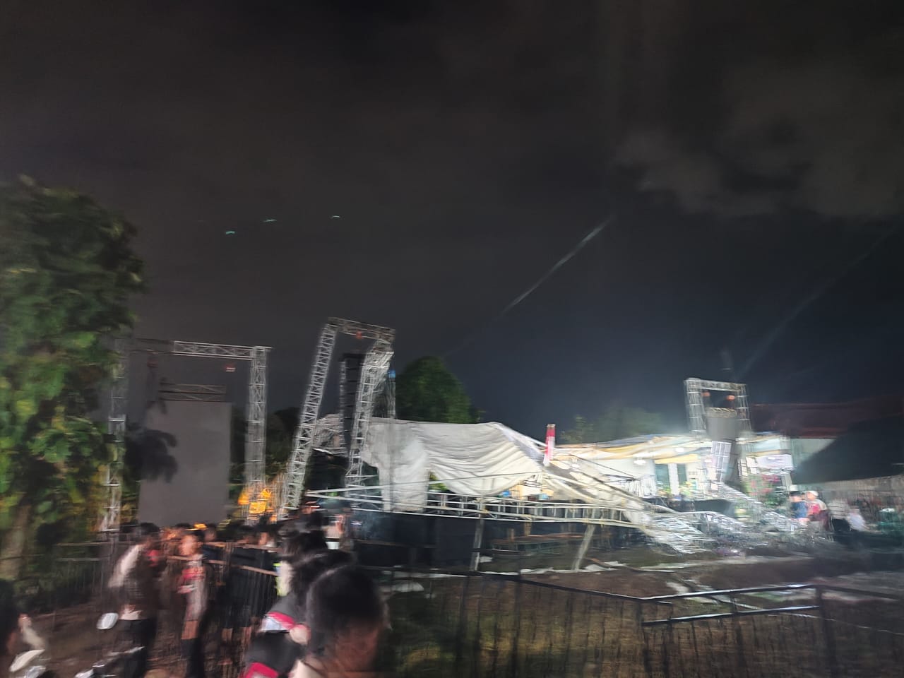 AMBRUK: Kondisi panggung orkes dangdut di Desa Sembung Jambu, Bojong, Kabupaten Pekalongan, ambruk pada Rabu malam (2/4/2025).