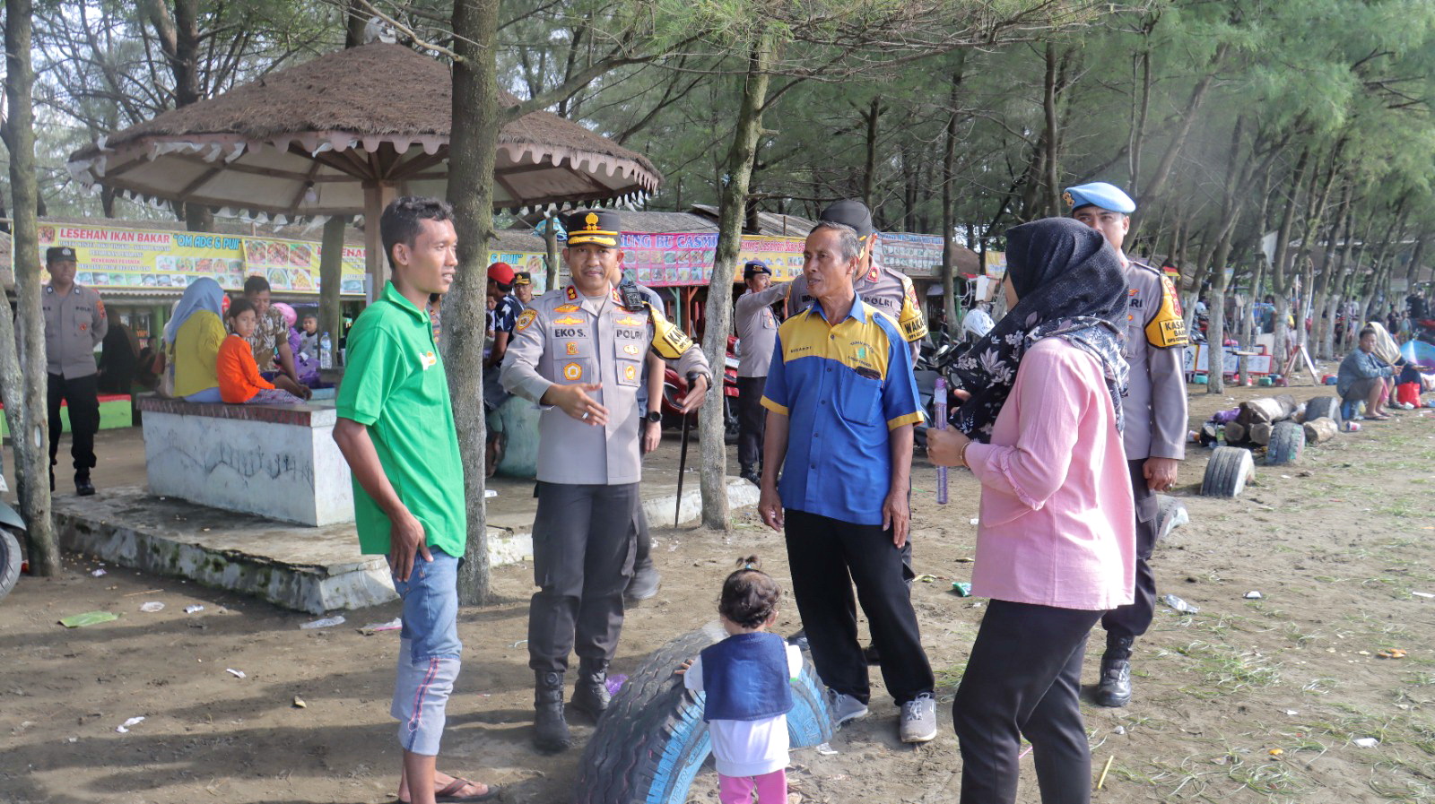 PANTAU LANGSUNG - Kapolres Pemalang AKBP Eko Sunaryo terjun langsung memimpin patrol dan beri himbauan kepada pengunung agar hati-hati, pada Kamis (3/4/2025).