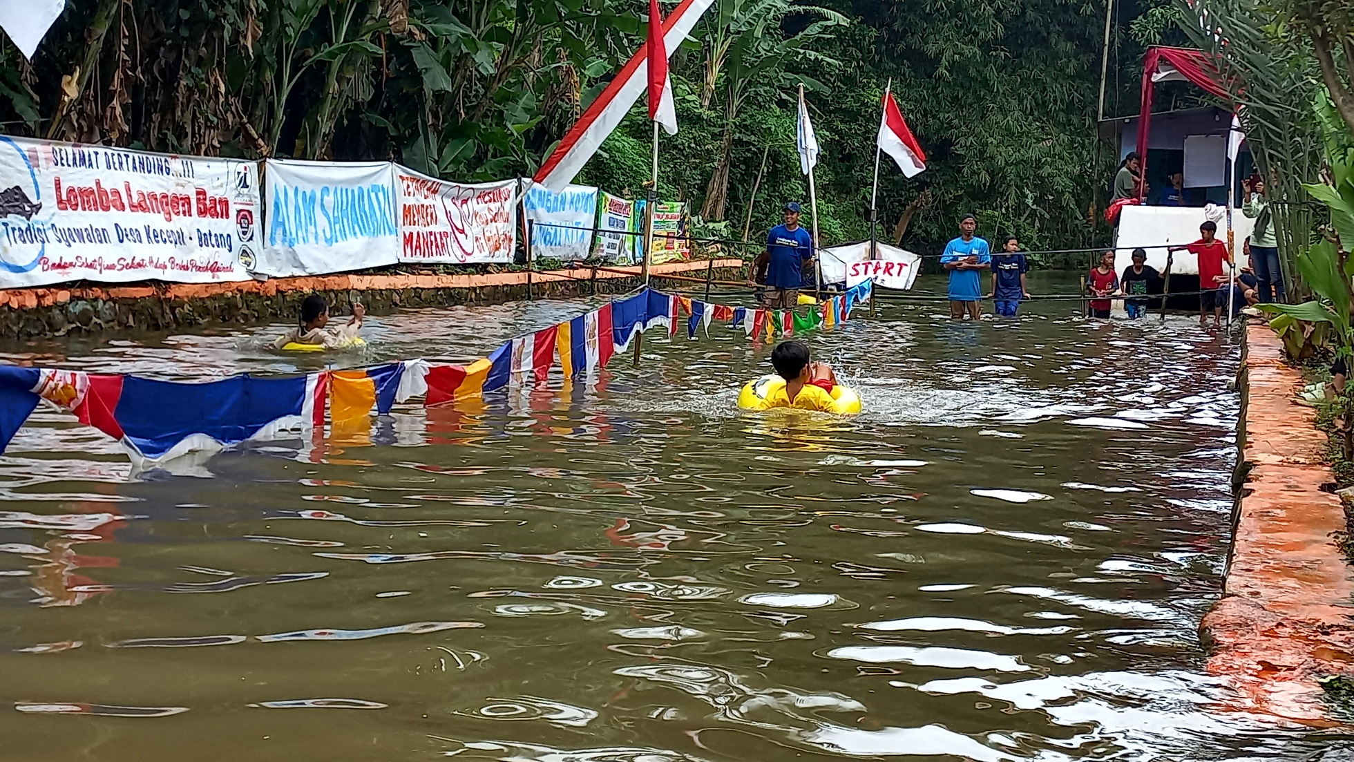 SERU - Salah satu aksi peserta Langenan Ban saat beraksi di Desa Kecepak Batang, pada Sabtu (5/4/2025)