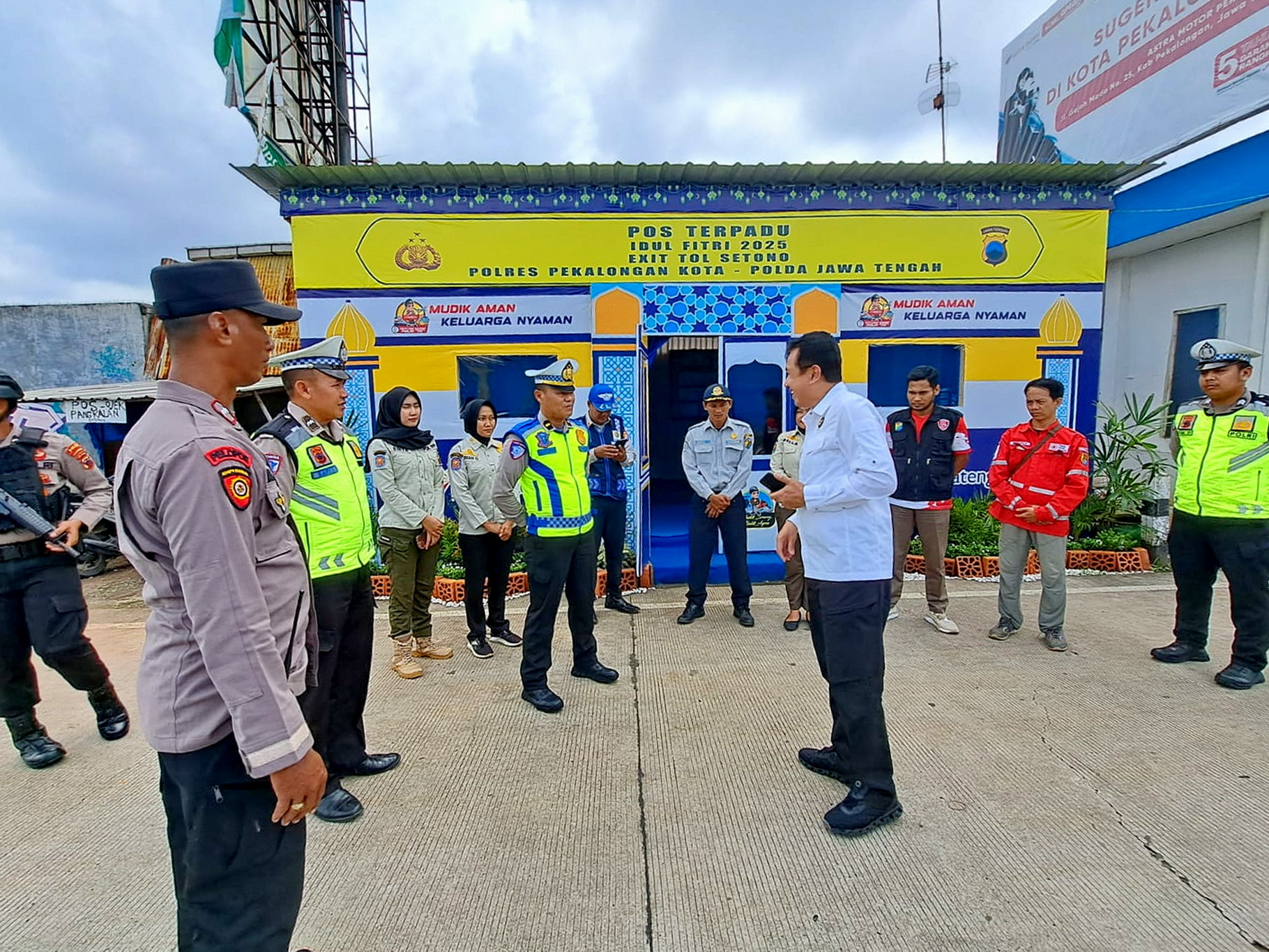 PANTAU LANGSUNG - Deputi Bidang Kamtibmas Kemenko Polhukam, Drs. Asep Jenal Ahmadi, saat pemantauan langsung di Pos Terpadu Exit Tol Setono Kota Pekalongan pada Sabtu (5/4/2025).