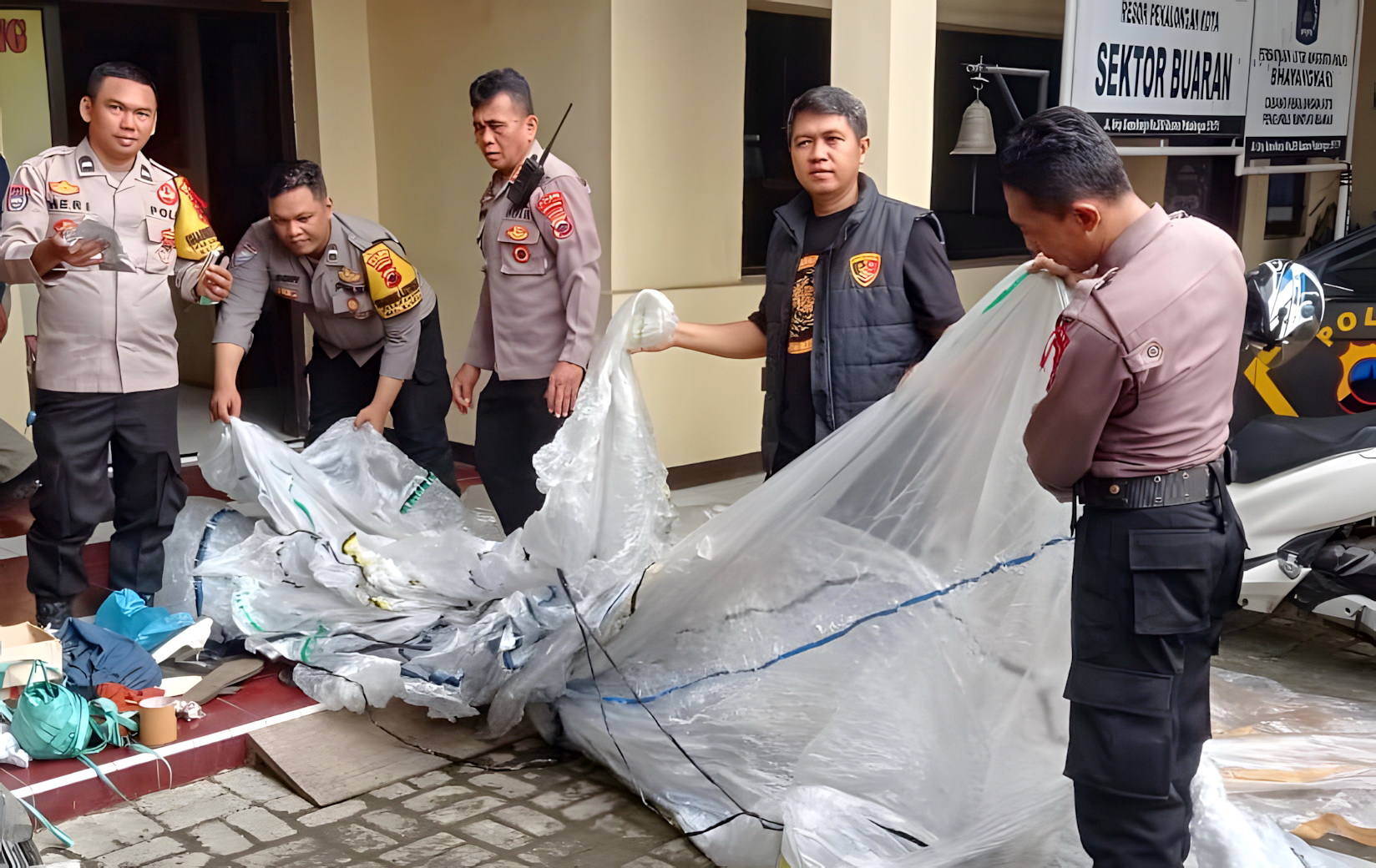 SITA &ndash; Anggota Polres Pekalongan Kota saat menyita balon udara liar dan petasan milik warga, yang akan diterbangkan jelang syawalan.