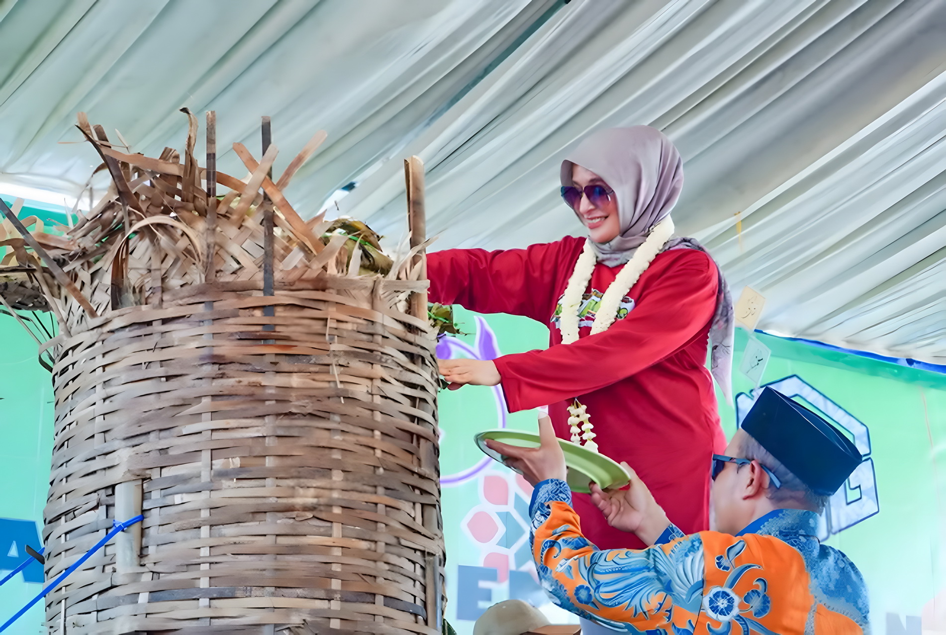 POTONG - Wakil Walikota Hj Balgis Diab turut serta hadir dan memotong Lopis Raksasa, pada acara syawalan di Krapyak Pekalongan Utara, Senin (7/4/2025).