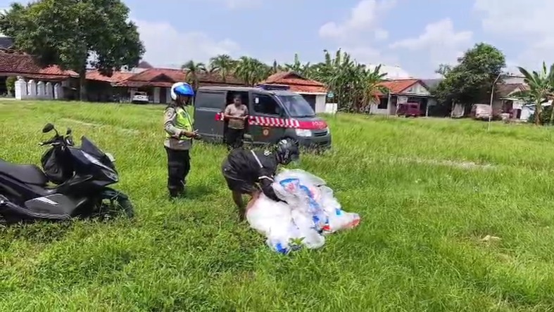 BALON LIAR: Petugas Polsek Kedungwuni mengamankan dua balon udara besar yang belum diterbangkan hasil patroli Minggu pagi (6/4/2025).