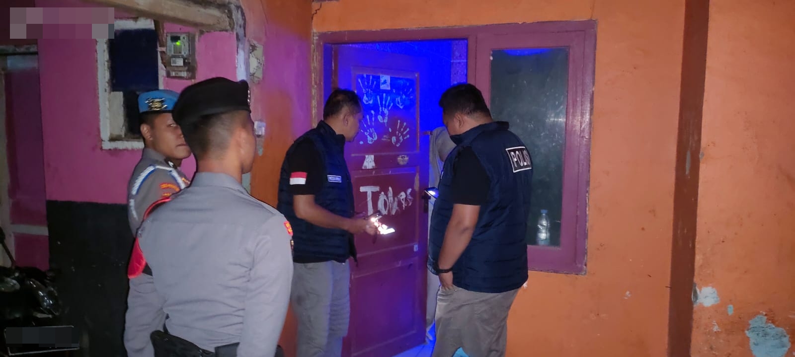 TANGGAPI LAPORAN: Petugas Polres Pekalongan saat mengecek sebuah rumah kos di Desa Tanjungkulon, Kecamatan Kajen, yang dilaporkan warga kerap jadi lokasi mesum.