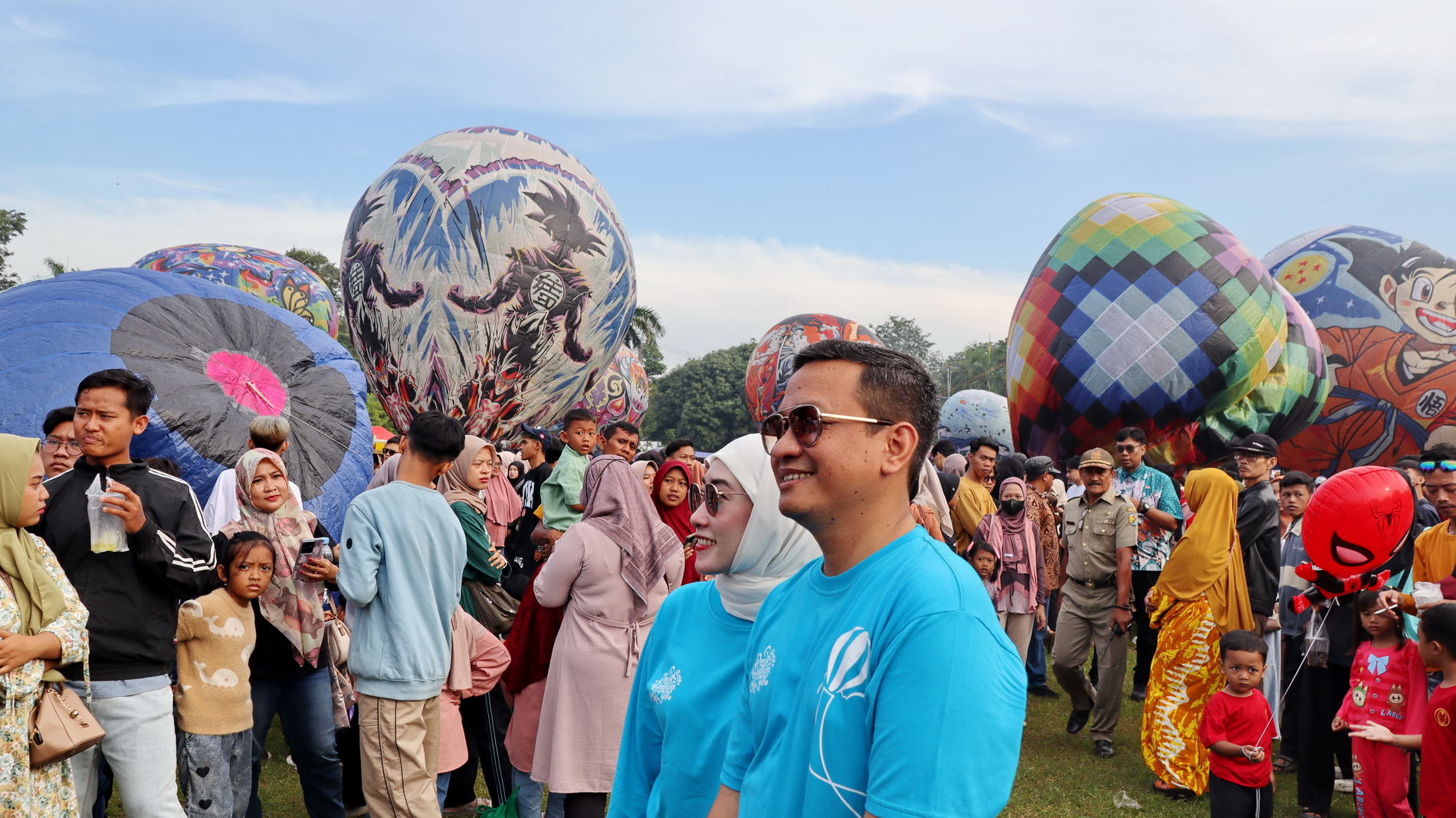 MERIAH - Walikota Pekalongan Mas Aaf dan Ketua TP PKK Inggit Soraya turut menyaksikan kemeriahan Fesstival Balon Tambat 2025, di Lapangan Mataram (7/4/2025).
