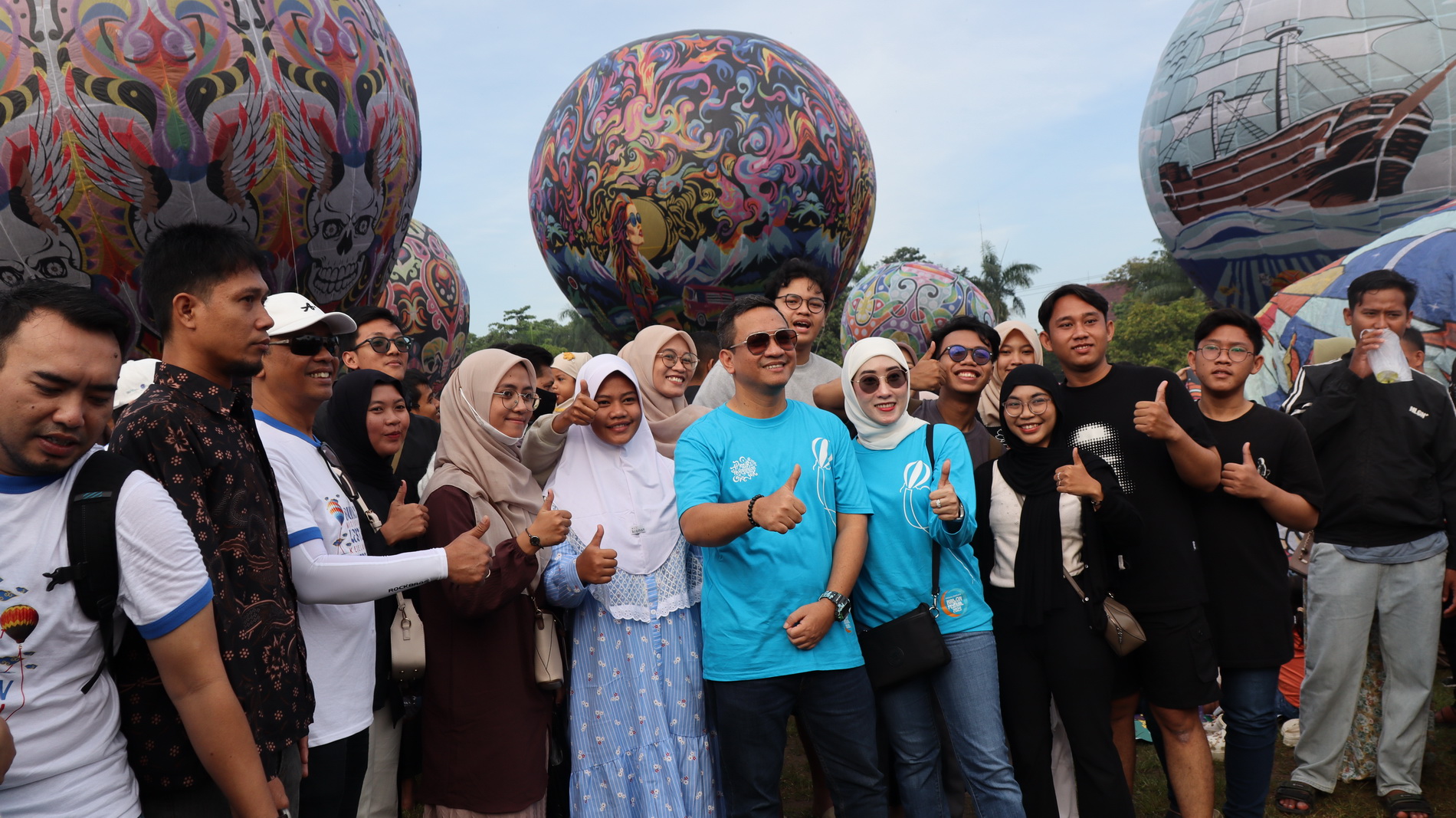 ANTUSIAS - Masyarakat dari berbagai wilayah antusias menyaksikan Grand Final Festival Balon Tambat Pekalongan 2025, pada Senin (7/4/2025) di Lapangan Mataram.