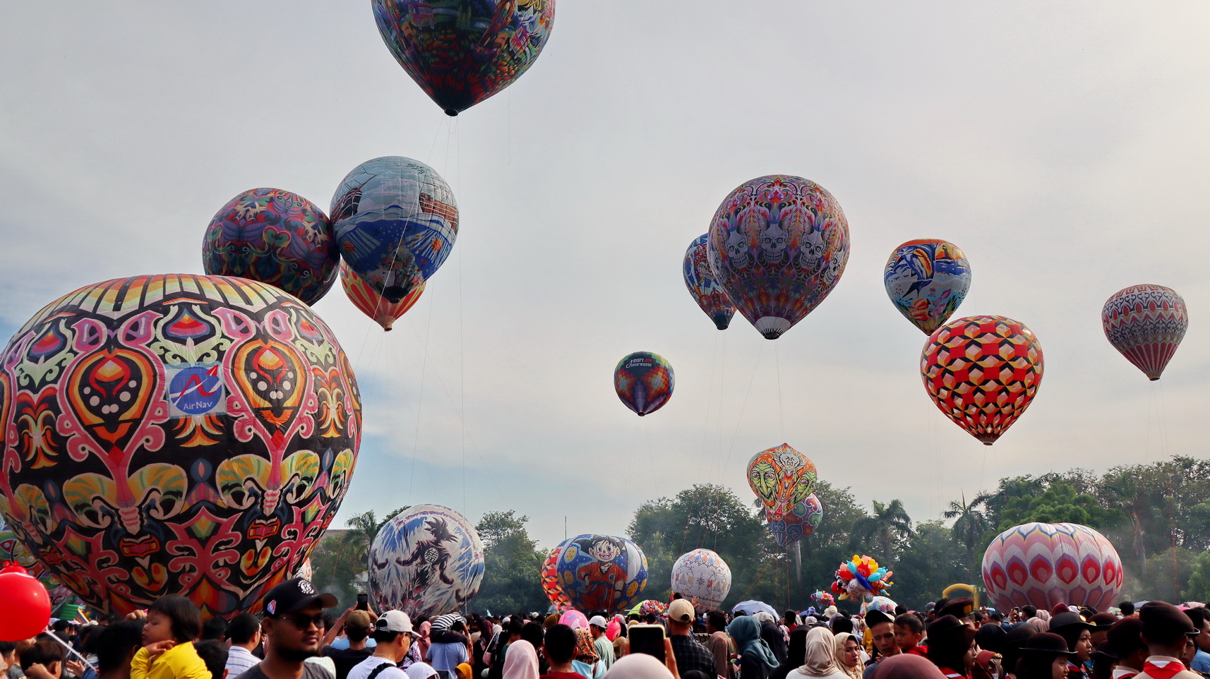 MERIAH &ndash; Belasan ribu pengunjung dari berbagai daerah tumplek blek di lapangan Mataram Kota Pekalongan, menyaksikan Festival Balon Tambat 2025.