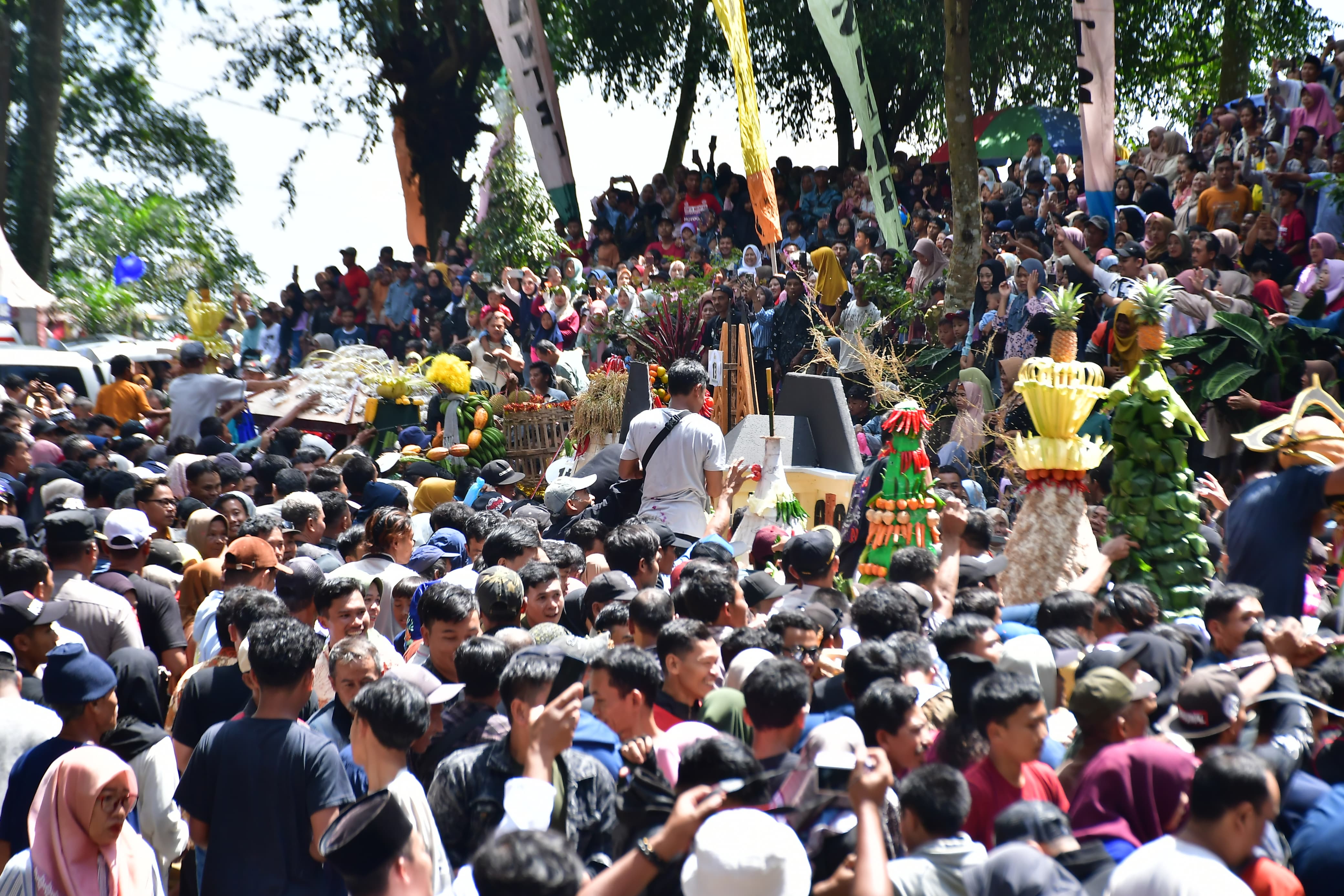 TRADISI: Suasana kemeriahan tradisi syawalan megono gunungan Kabupaten Pekalongan, Senin (7/4/2025).