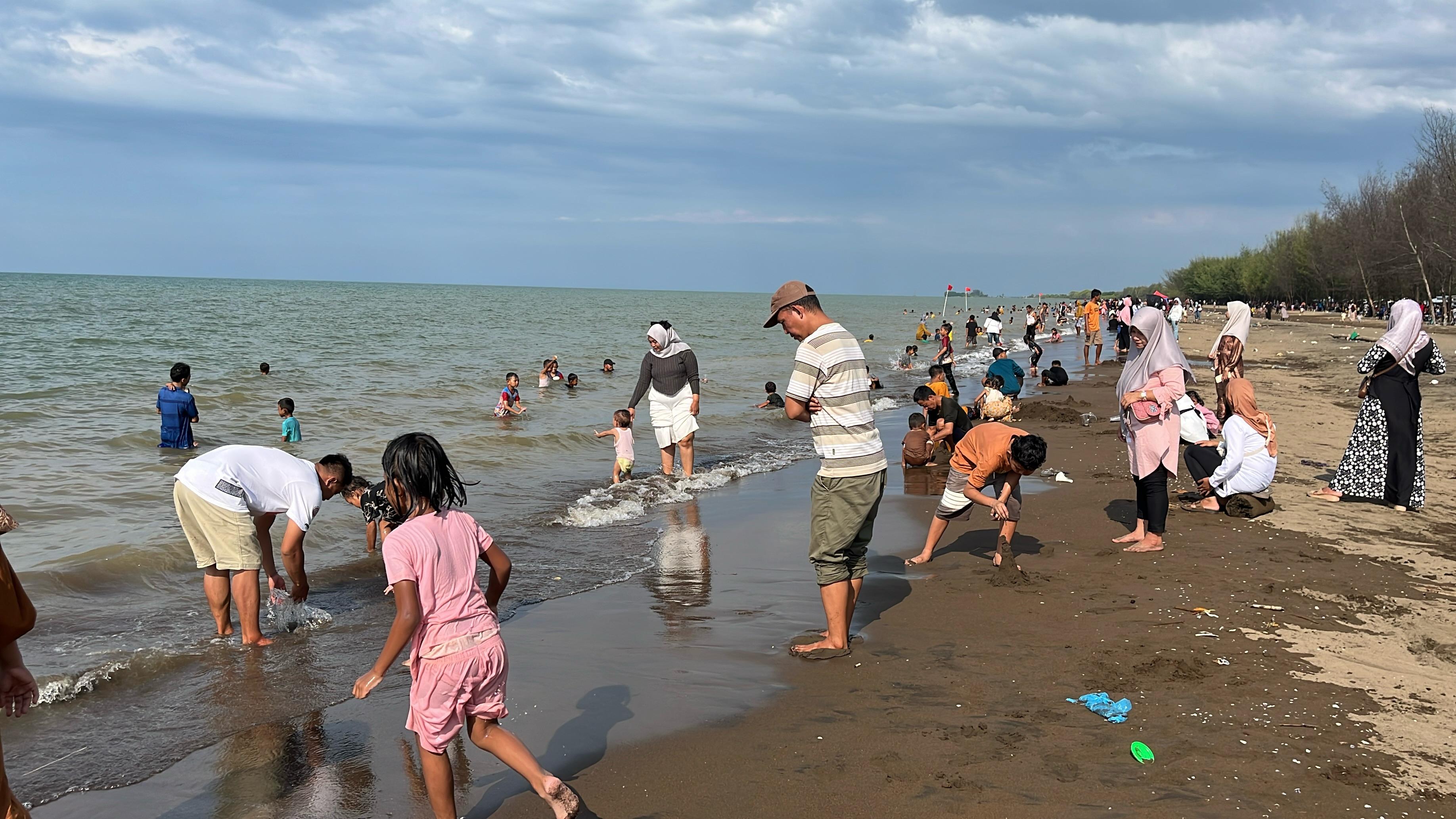 WISATA: Suasana di wisata Pantai Wonokerto, Kecamatan Wonokerto, Kabupaten Pekalongan, Senin (7/4/2025).