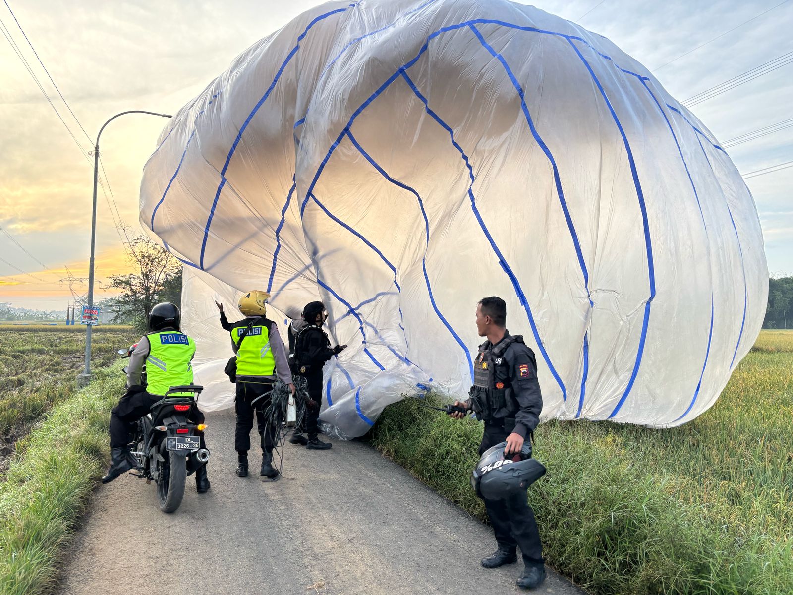PATROLI: Petugas patroli Polres Pekalongan saat menyita balon udara liar siap diterbangkan pada hari Syawalan.