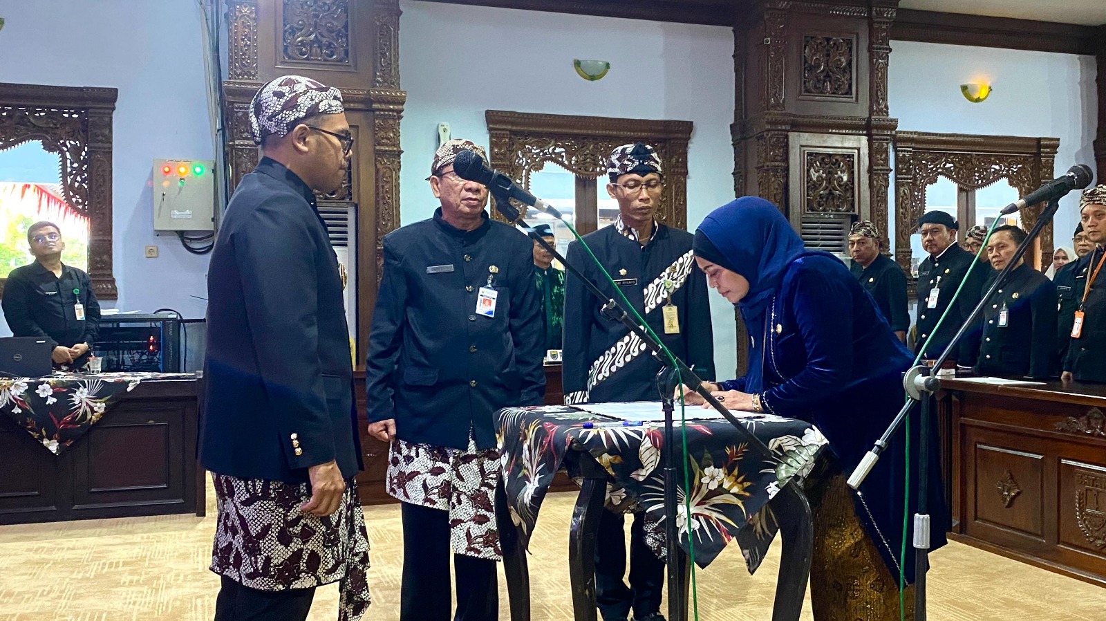 PELANTIKAN: Sri Purwaningsih saat dilantik oleh Bupati Batang M Faiz Kurniawan sebagai Pj Sekda.