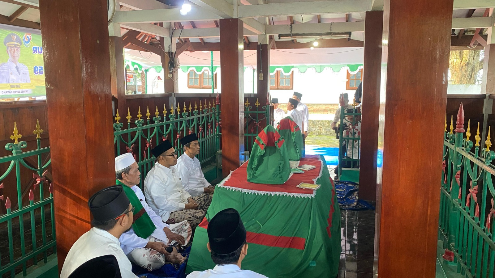 ZIARAH: Bupati Batang M Faiz Kurniawan dan Wakilnya Suyono saat berziarah di makam bupati pertama.