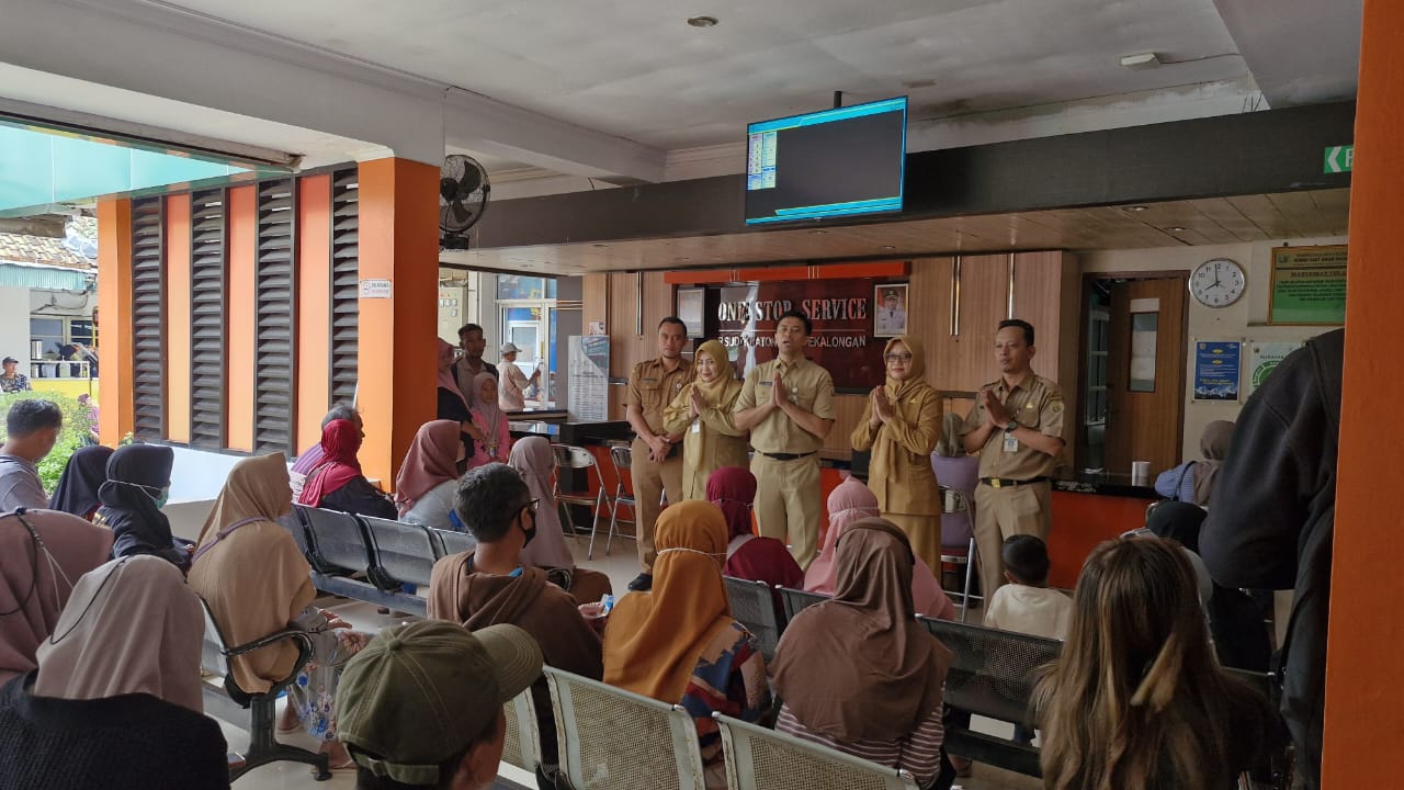 USAI LIBUR: Manajemen RSUD Kraton saat hari pertama masuk kerja usai libur lebaran. Berkumpul dengan civitas hospitalia dan menyapa para pasien, Senin (7/4/2025).