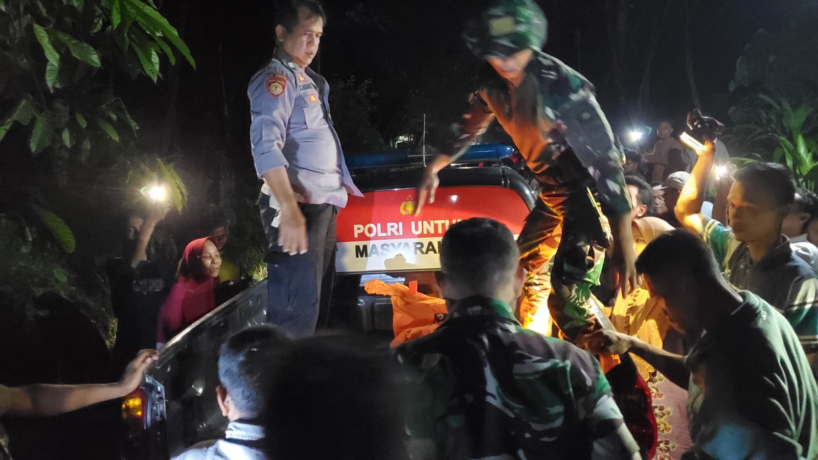 EVAKUASI: Mayat saat sudah dievakuasi untuk dilarikan ke RSUD Kraton, Selasa (8/4/2025) petang.