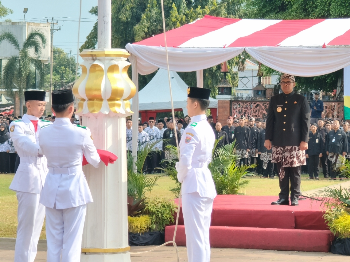 UPACARA: Bupati Batang M Faiz Kurniawan saat memimpin upacara peringatan hari jadi Kabupaten Batang.