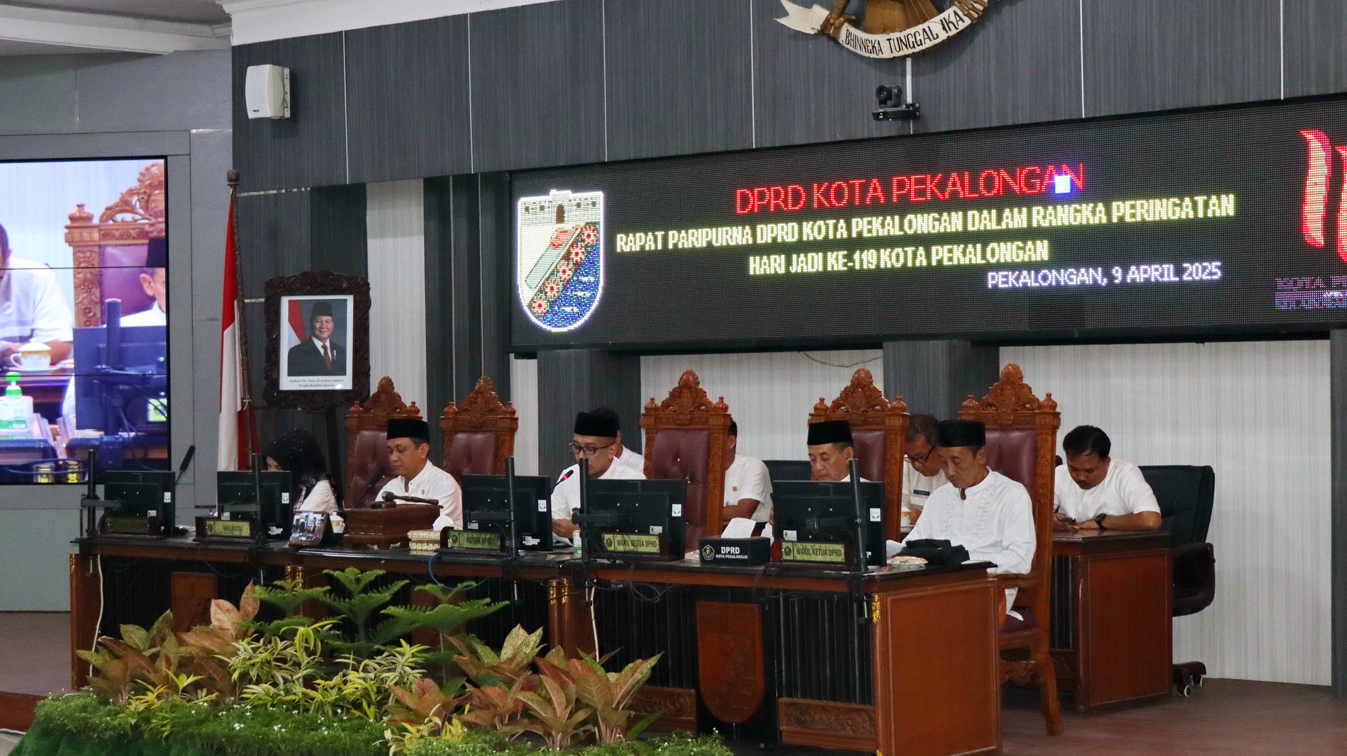 RAPAT - Pimpinan DRPD dan Walikota dan Wakil Walikota saat  Rapat Paripurna Istimewa di Gedung DPRD Kota Pekalongan, Rabu (9/4/2025)