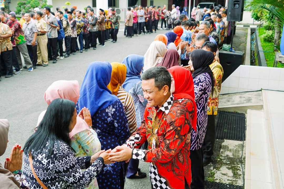 MOTIVASI - Wali Kota H.A. Afzan Arslan Djunaid saat bersalaman bersama ASN, saat Apel Luar Biasa dan Halal Bi Halal digelar pada Selasa (8/4/2025) di halaman Sekretariat Daerah setempat.&nbsp;