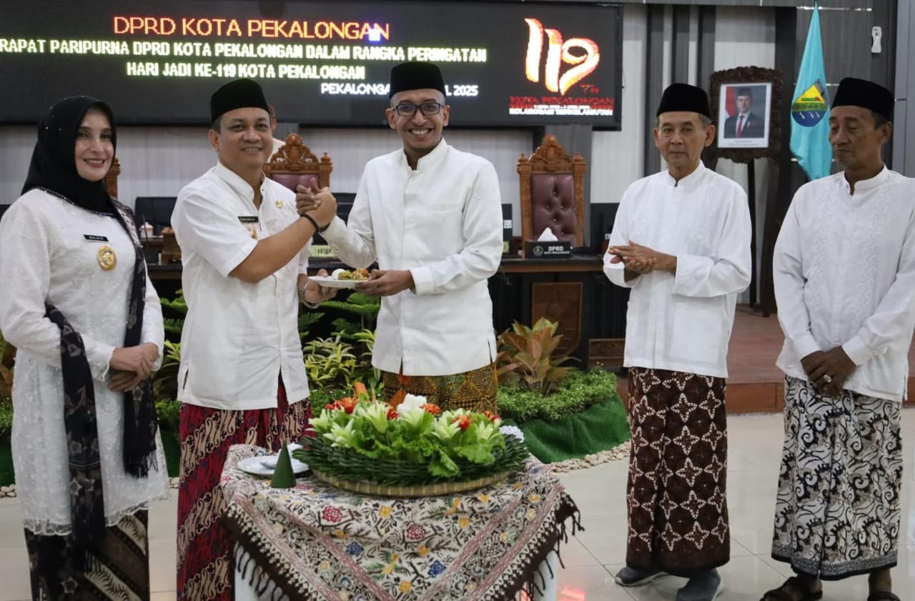KOMPAK - Pimpinan DPRD Kota Pekalongan, bersama Walikota dan Wakil Walikota usai sidang paripurna gelar potong tumpeng, Rabu siang (9/4/2025).