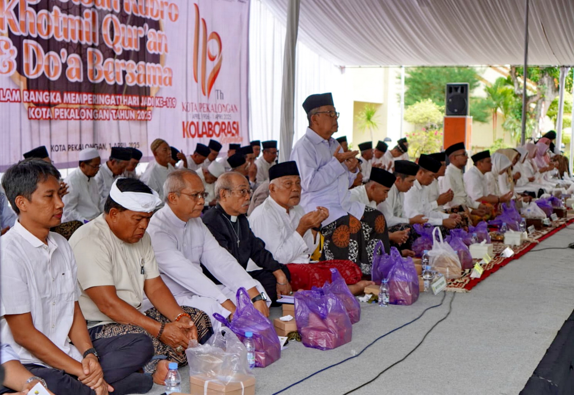 DOA BERSAMA &ndash; Pimpinan hingga tokoh lintas Agama berdoa, dalam Istighosah Kubro, Khotmil Qur