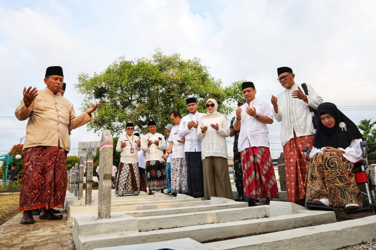 BERDOA BERSAMA - Walikota, Wakil Walikota Pekalongan bersama Forkopimda dan pejabat setempat, saat ziarah ke makam mantan Walikota, pada Rabu sore (9/4/2025).