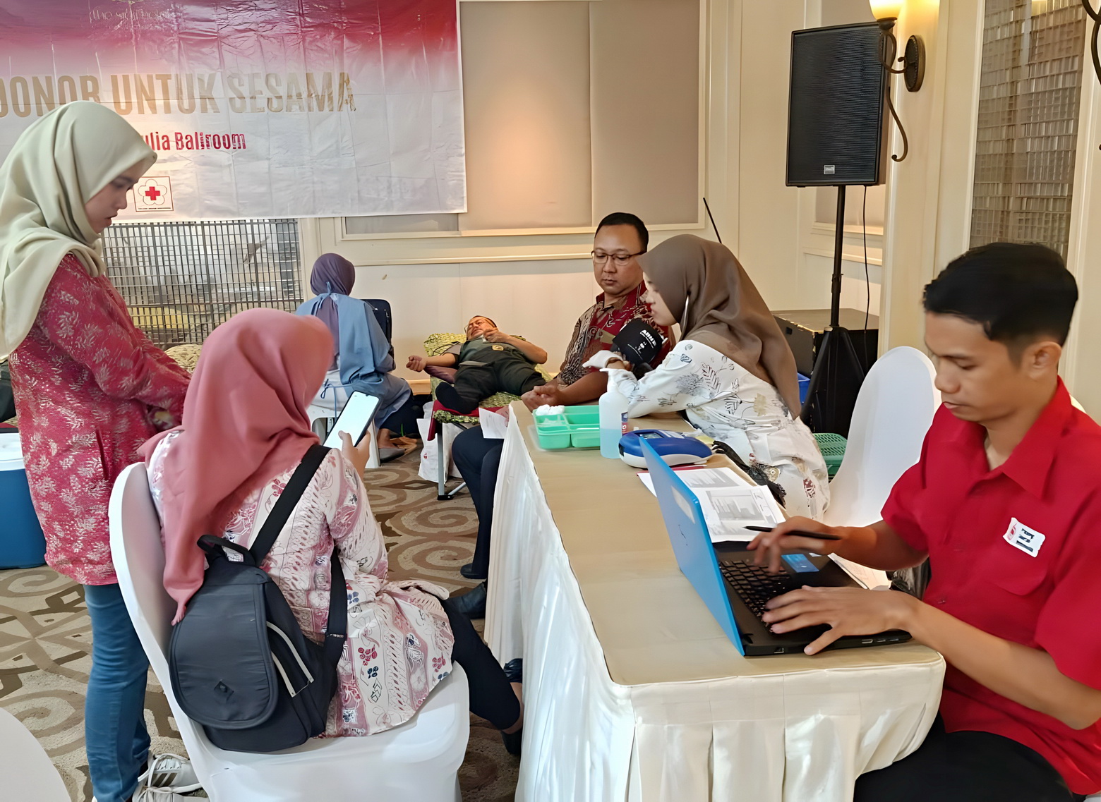DONOR - UPD PMI Kota Pekalongan saat menggelar Donor darah keliling&nbsp;di salah satu Hotel di wilayah setempat, Kamis (10/4/2025).