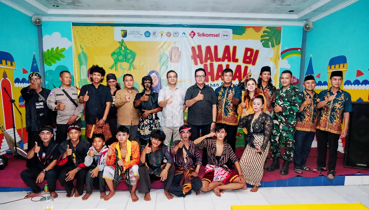 FOTO BERSAMA &ndash; Usai tampil bawakan drama tentang sampah, warga Sapuro Kebulen berfoto bersama dengan Walikota Pekalongan HA Afzan Arslan Djunaid, Kamis malam (10/4/2025).