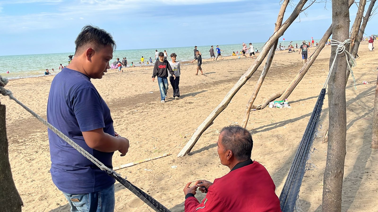 JARING MASUKAN: Wakil Ketua DPRD Kabupaten Pekalongan Ahmad Ridhowi saat menjaring masukan dari para pengunjung wisata Pantai Wonokerto, Senin (7/4/2025).