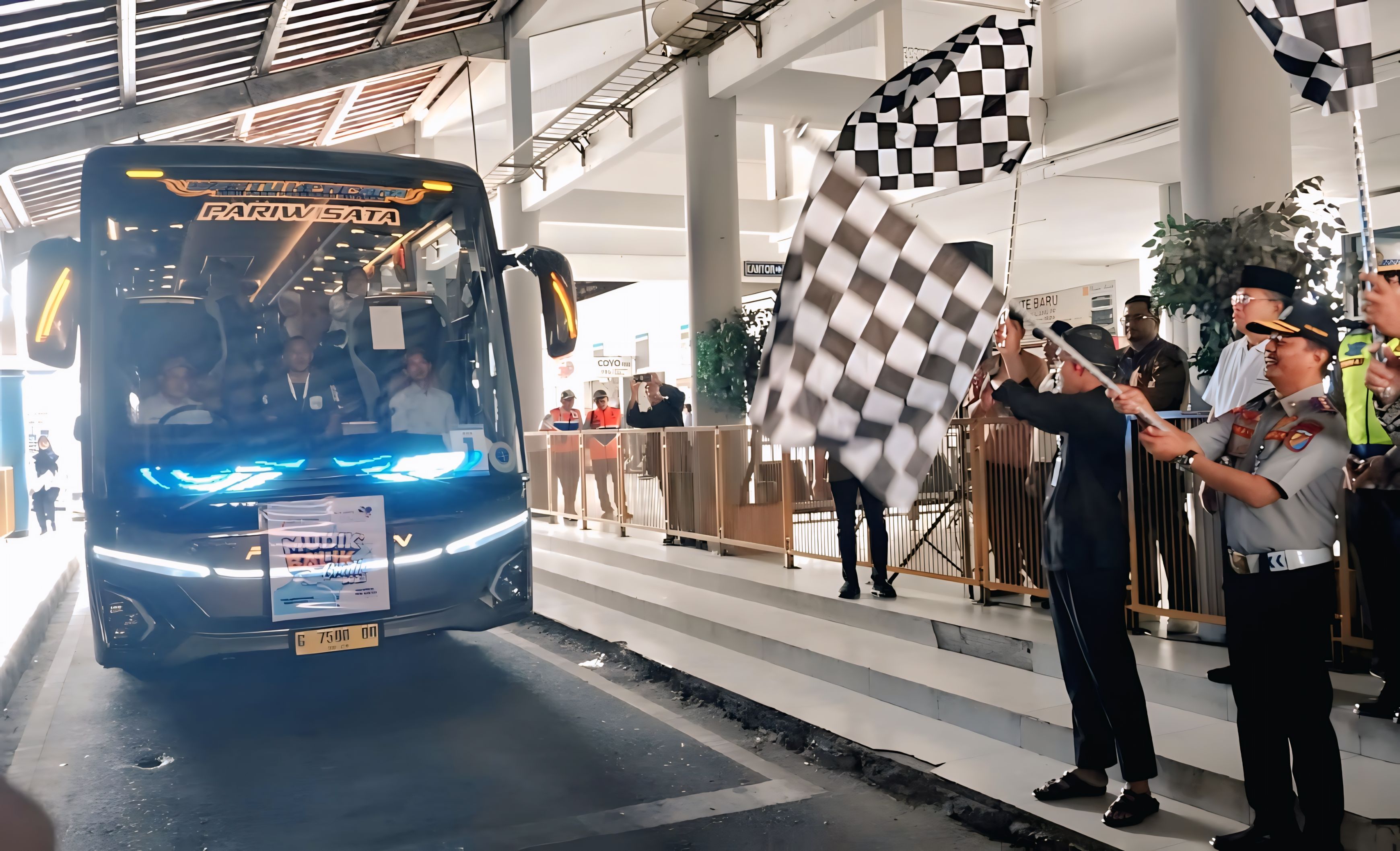 BERANGKATKAN - Bus pembawa pemudik gratis saat diberangkatakan dari Terminal Bus Kota Pekalongan, Kamis (10/4/2025).