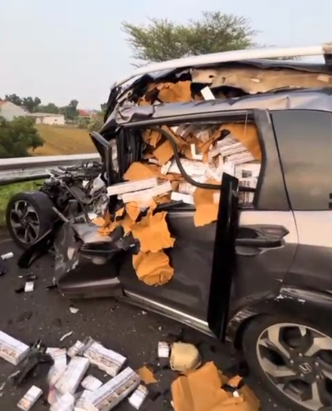 KECELAKAAN: Kondisi mobil Honda BRV usai kejadian kecelakaan di ruas Tol Pemalang-Batang, Sabtu (12/4/2025).