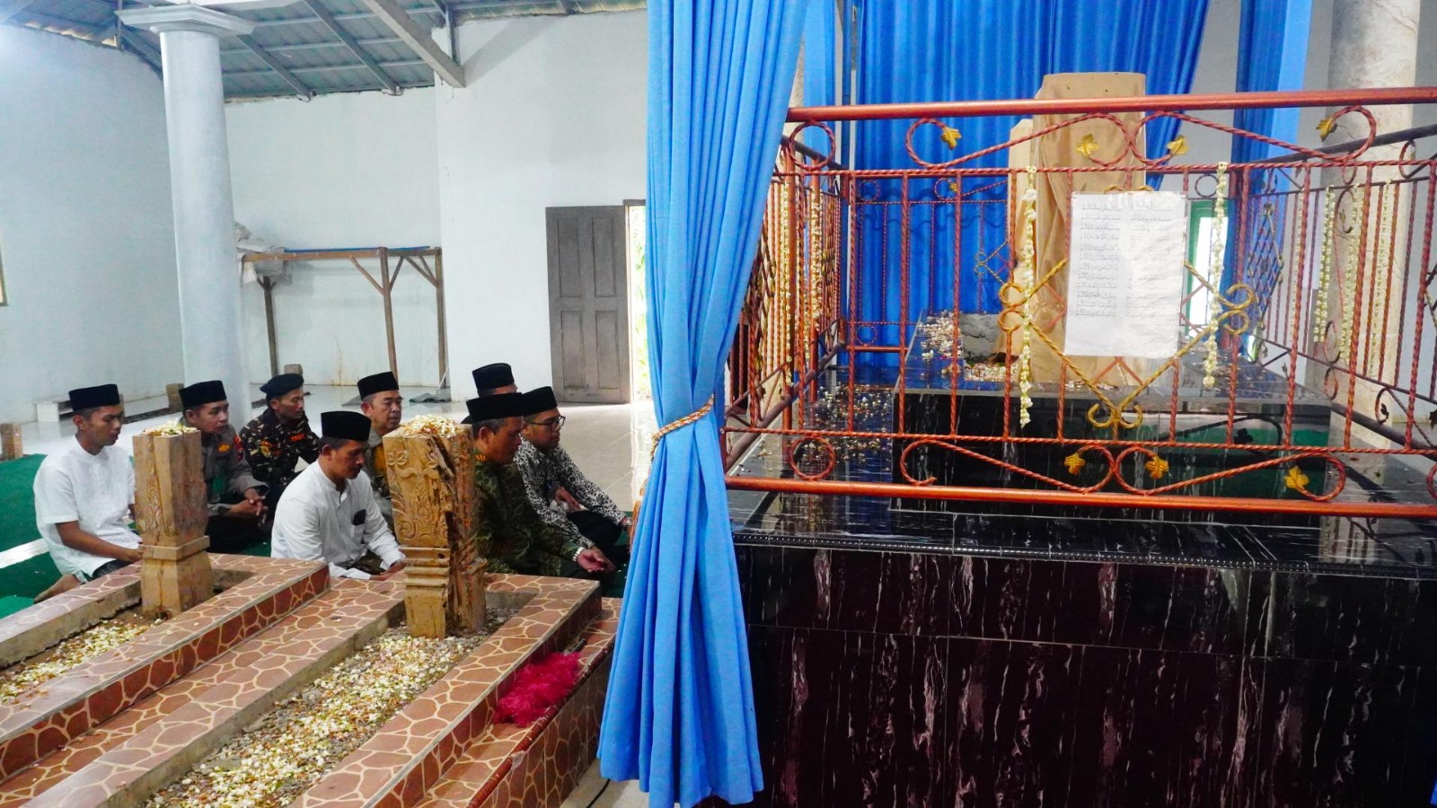WISATA RELIGI: Bupati Batang M Faiz Kurniawan bersama rombongan saat berziarah di makam Syeh Abdurrahman Pangeran Sunan Kajoran.