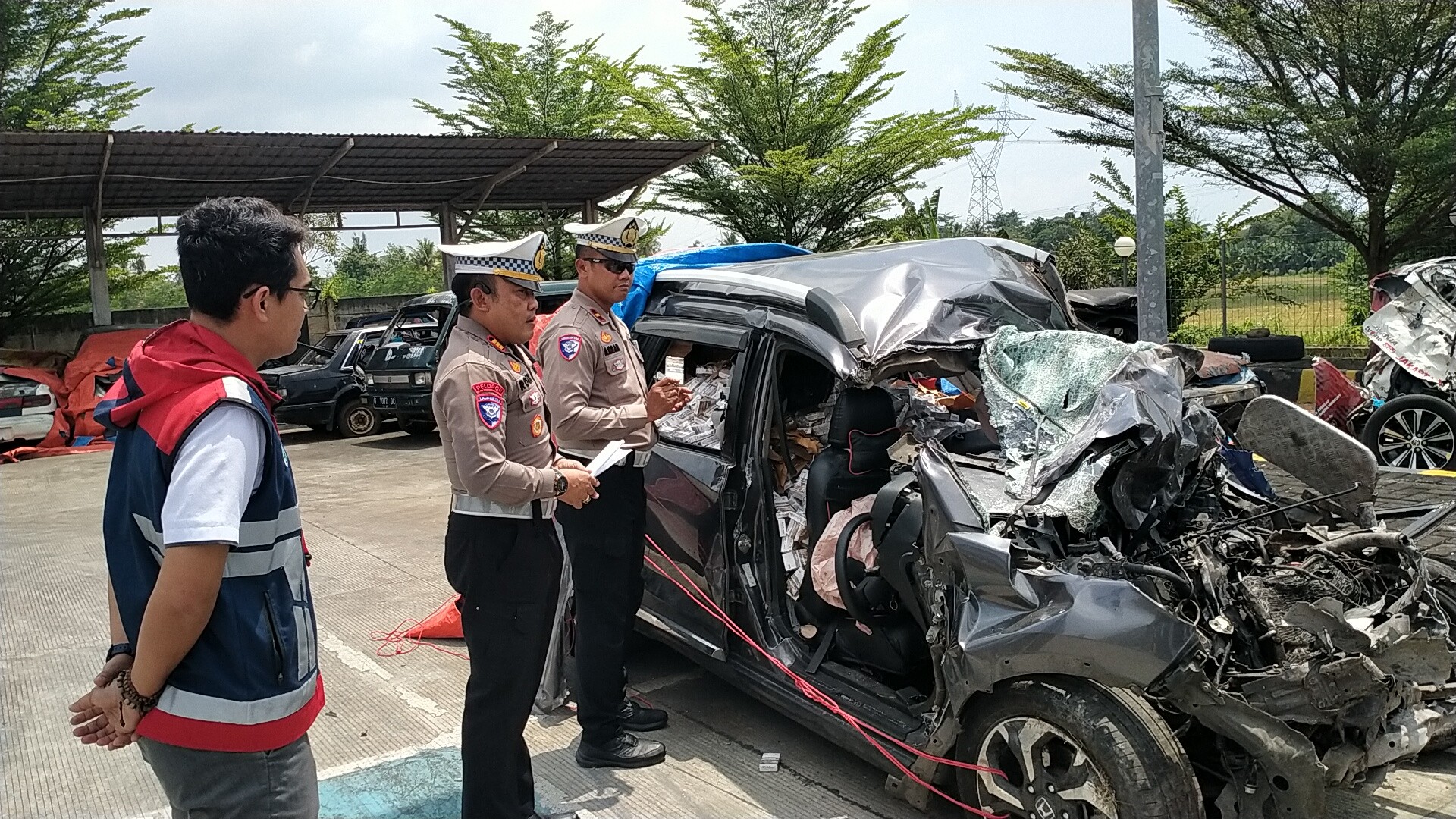 KASUS KECELAKAAN: Kasatlantas Polres Pekalongan saat mengecek kembali bangkai mobil Honda BRV yang masih diamankan di Gerbang Tol Pekalongan, Bojong, Kabupaten Pekalongan, Senin (14/4/2025).