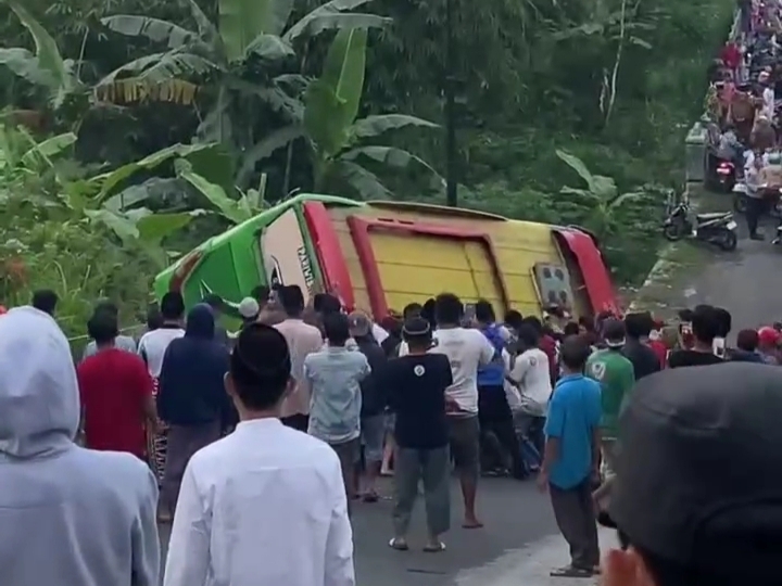 EVAKUASI: Proses evakuasi bus yang terguling di Desa Wonobodro, Kecamatan Blado.