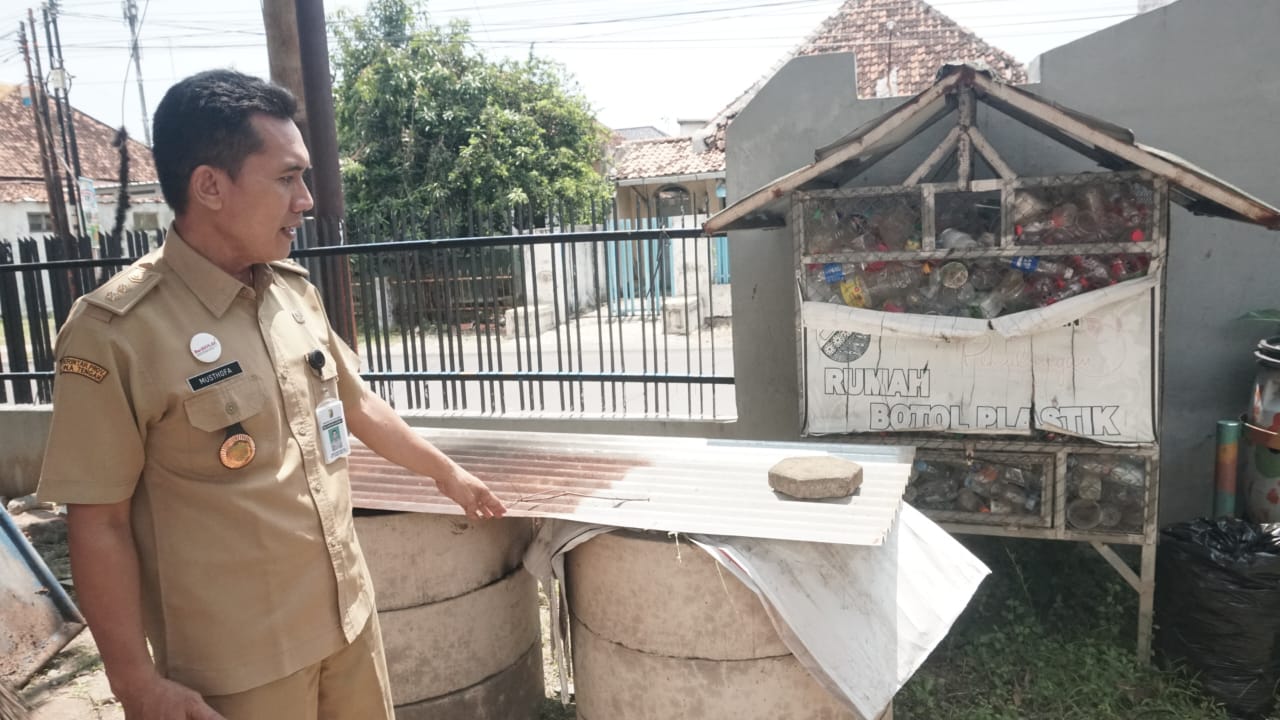 OLAH SAMPAH - Lurah Kauman, Musthofa Hadi, ajak masyarakat melakukan