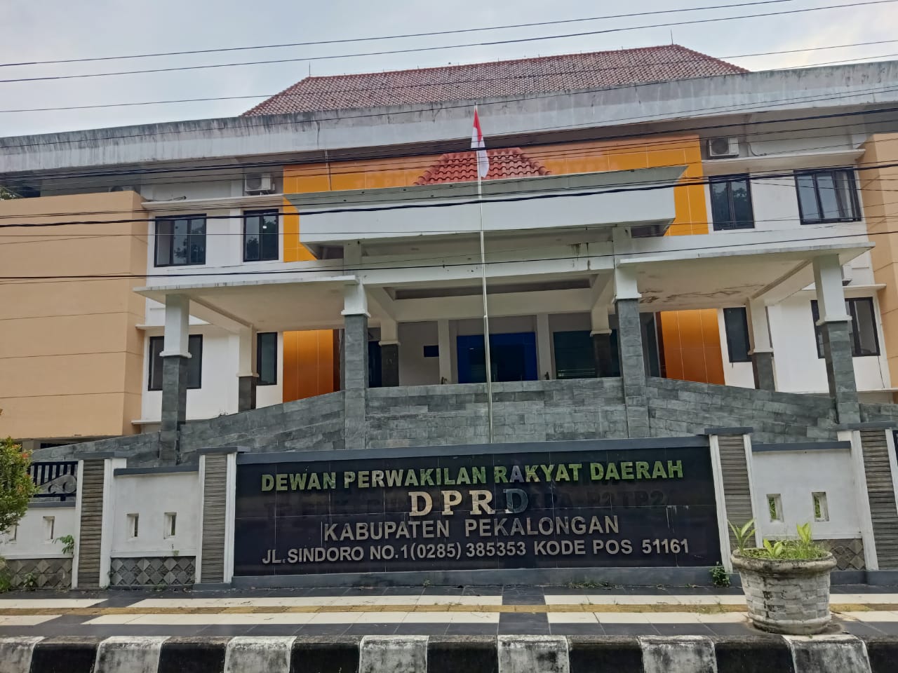 SEMENTARA: Tampak depan Gedung Bersama yang saat ini tengah digunakan sebagai kantor sementara DPRD Kabupaten Pekalongan.