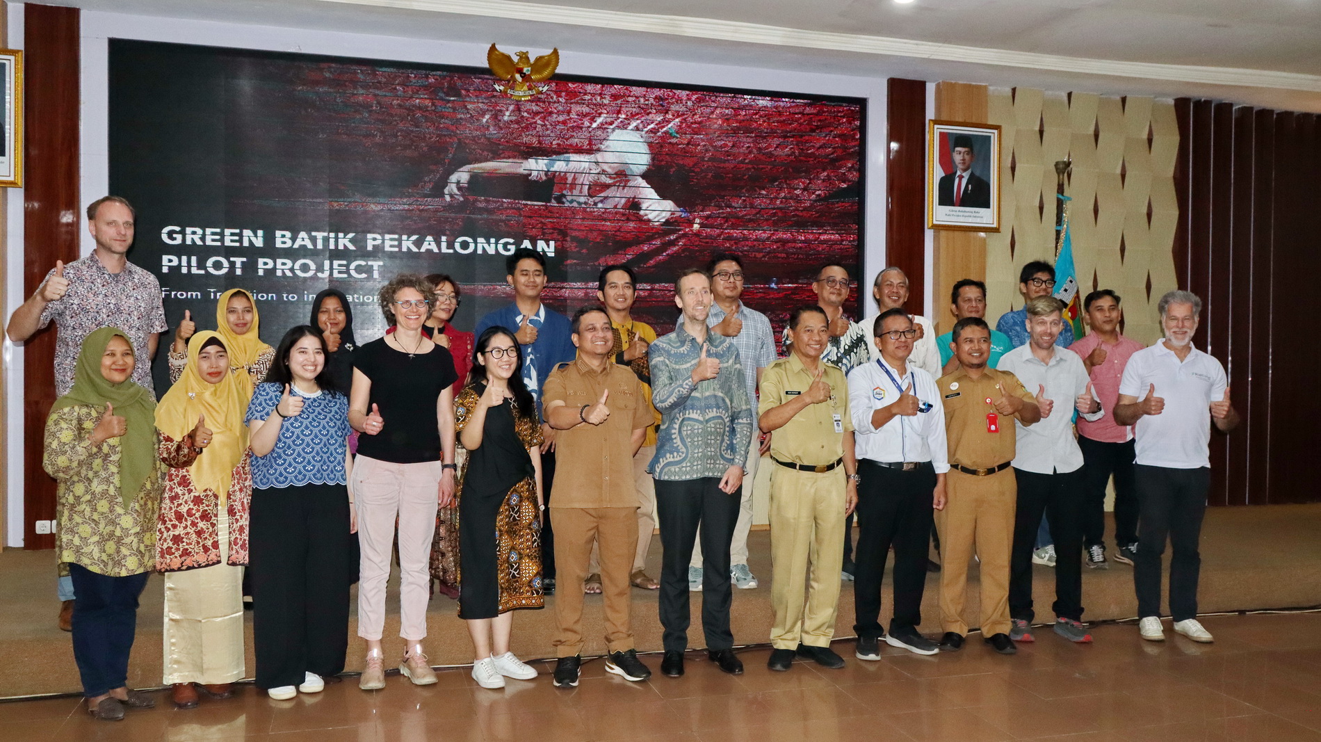 BERFOTO BERSAMA - Tim Belanda, Pemkot dan perwakilan pengrajin batik berfoto bersama, usai kick off &ldquo;From Tradition to Innovation&rdquo;, Senin (14/4/2025).