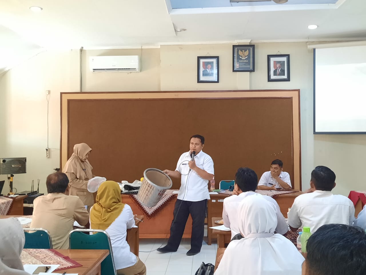 OLAH SAMPAH - Perwakilan Fanyakes di Kota Pekalongan saat mengikutp pelatihan pengolahan sampah di Dinkes.