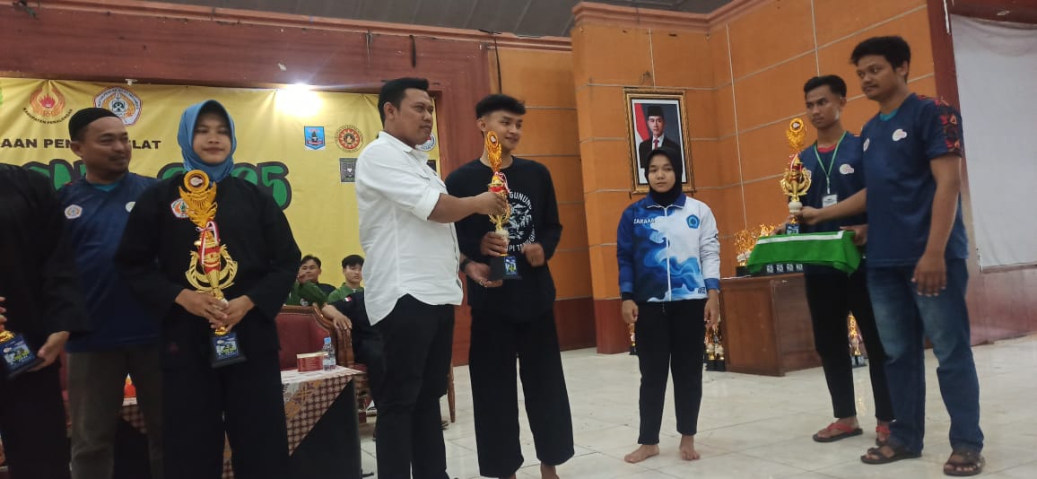 OLAHRAGA: Ketua IPSI Kabupaten Pekalongan Ruben Prabu Faza saat menyerahkan trofi kepada atlet juara Prabu Cup 2025, Rabu (17/4/2025).