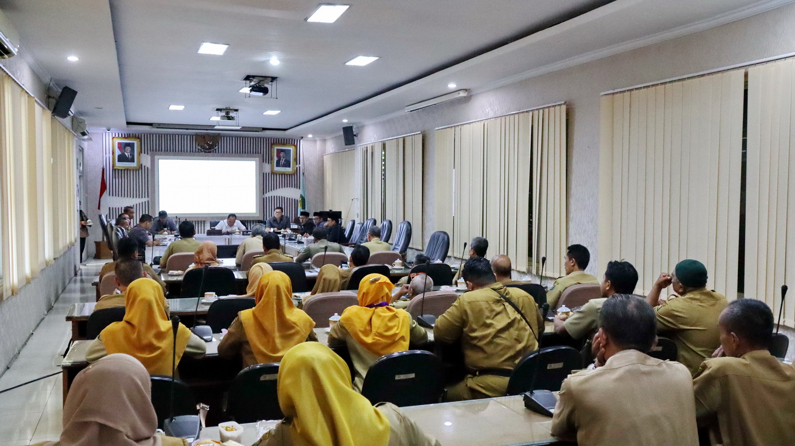 RAKOR - Komisi B DPRD Kota Pekalongan saat gelar rakor bersama Pemkot, Camat dan Lurah se Kota Pekalongan, Selasa sore (15/4/2025).