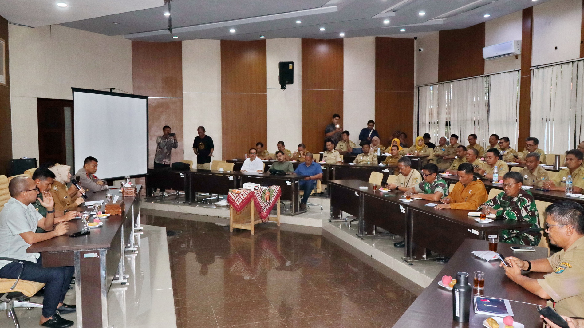 RAPAT PLENO &ndash; Pemkot Pekalongan dan lintas sektoral saat Rapat Pleno penanganan sampah, Selasa malam (15/04/2025) di Ruang Buketan Setda.