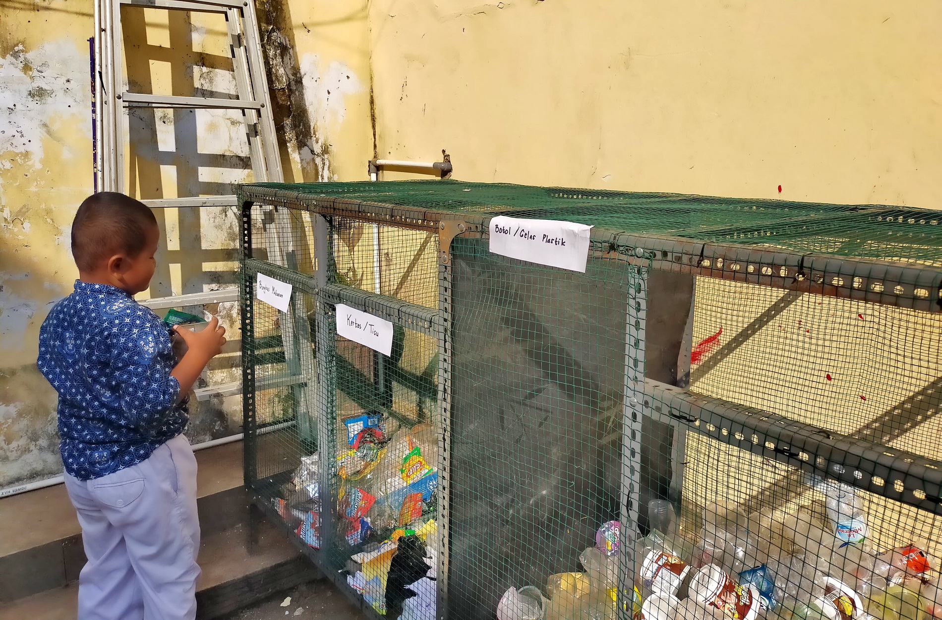 BUANG SAMPAH - Secara sadar siswa di SDN Podosugih 1 Kota Pekalongan, sudah paham konsep pilah sampah di sekolahnya sejak dini.